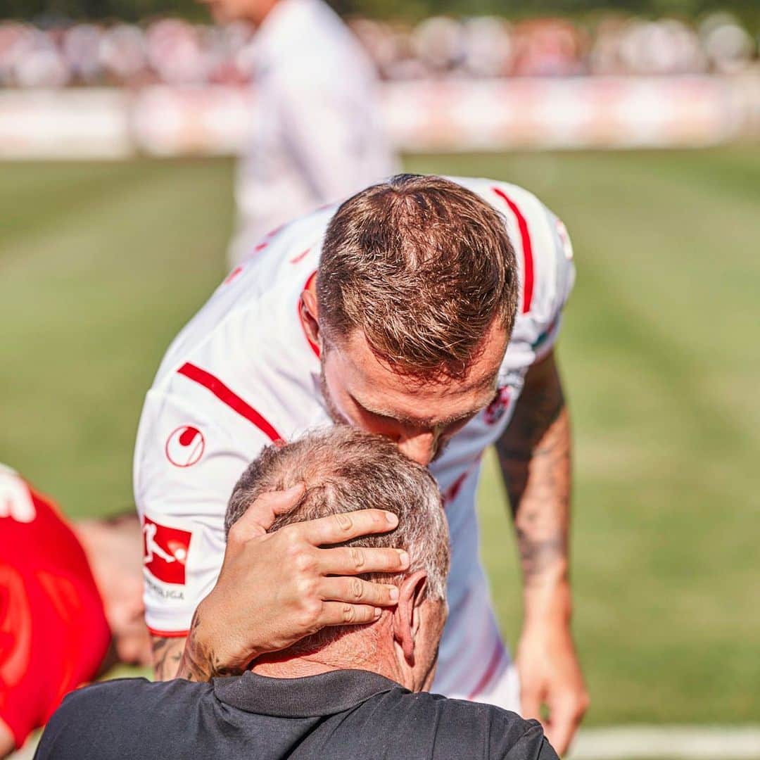 マルコ・ヘーガーのインスタグラム：「@fckoeln is more than just a #club for me ❤️ #family #effzeh #love #fan #fc #köln #kölschejung #mh6 #liebedeinestadt #team #together #training #camp #meine #beste」