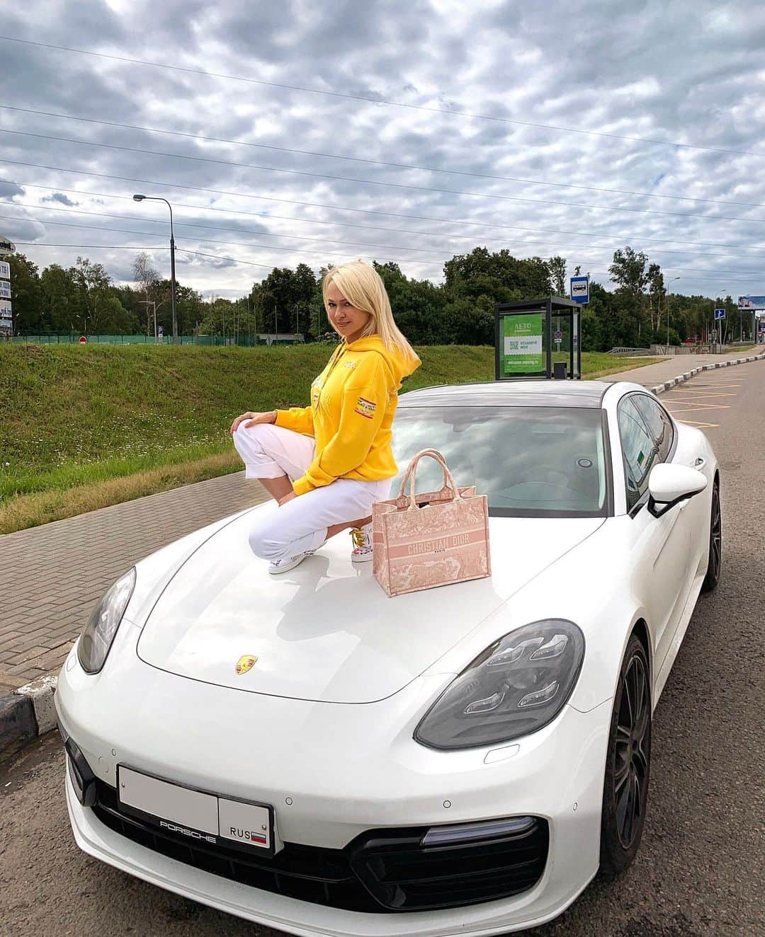 ヤナ・ルドコフスカヤさんのインスタグラム写真 - (ヤナ・ルドコフスカヤInstagram)「Если что, мне разрешили и я лёгкая )Моя автомобильная страсть и любовь - белая Porsche -Panamera  @porschenewsroom_russia 💛」7月10日 1時18分 - rudkovskayaofficial