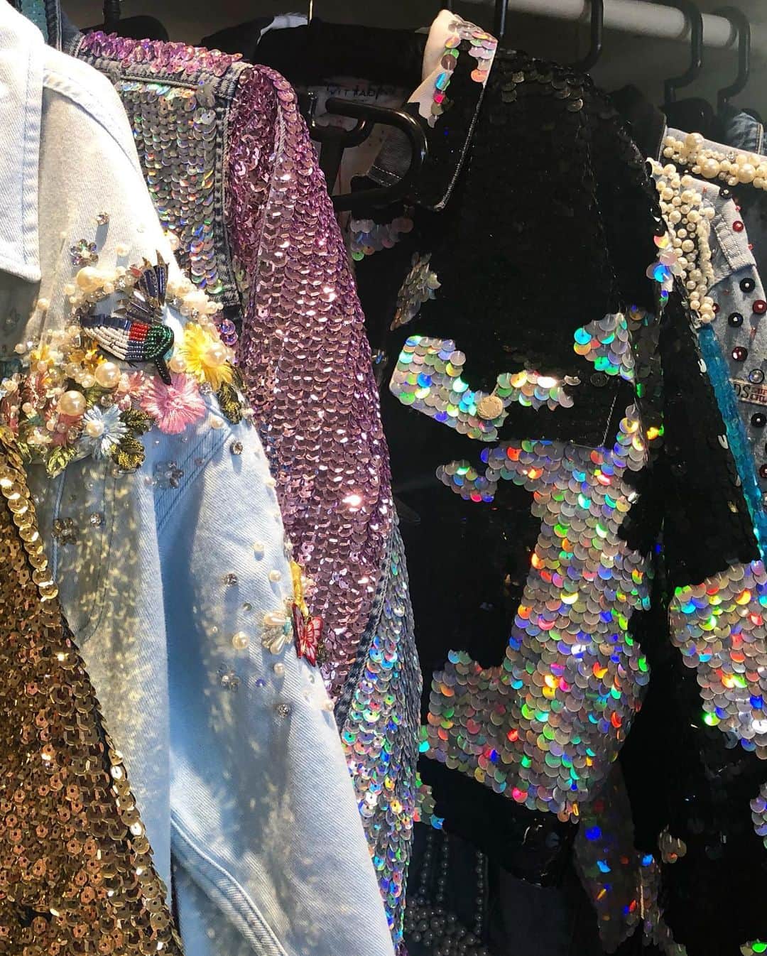バトラー&ウィルソンさんのインスタグラム写真 - (バトラー&ウィルソンInstagram)「✨ Did you know our Fulham Road Store has many exclusive clothing, bag & accessory lines? ✨ see anything sparkly that catches your eye? 🖤 • • #butlerandwilson #jewelry #accessories #bag #denimjacket #exclusive #trending #crystals #studded」7月10日 1時22分 - butlerandwilson