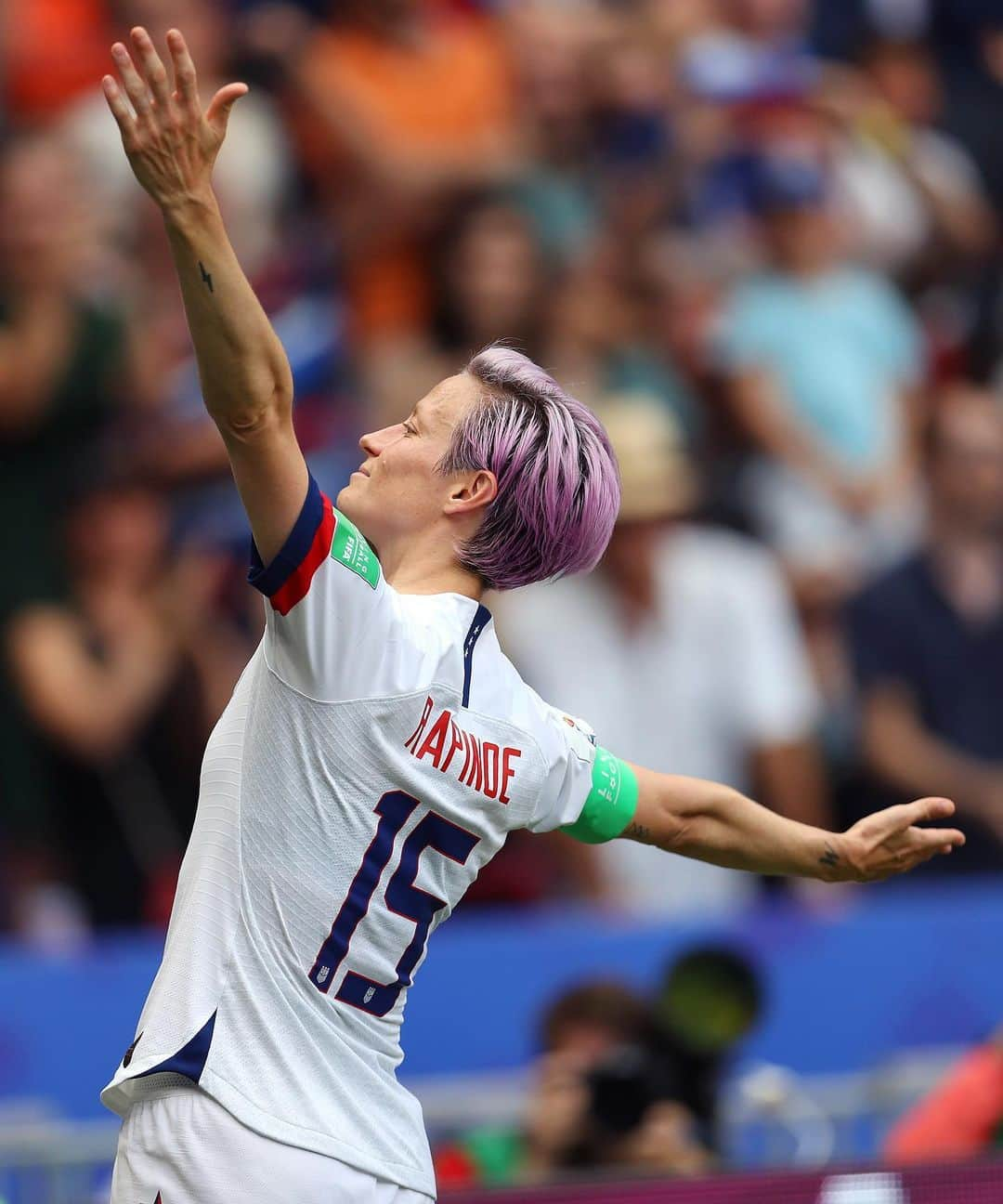 ELLE Magazineさんのインスタグラム写真 - (ELLE MagazineInstagram)「“@mrapinoe is more than just a sports superstar; she’s now reached a level of cultural relevance that athletes like Serena Williams or Michael Jordan have achieved,” @jillgutowitz writes. “She’s now a household name, beloved by millions of people, even those who aren’t sports fans. For an out lesbian athlete, that’s monumental.” The #FIFAWWC star is redefining the American sports icon. Link in bio. 🇺🇸」7月10日 1時22分 - elleusa