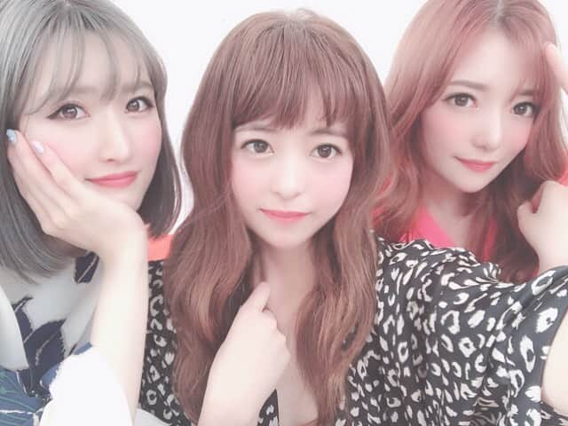 桜もこさんのインスタグラム写真 - (桜もこInstagram)「グラビアの撮影でした🍒  #サラ #ルカ #さらるか #SARA #RUKA #MOKO #ハニーポップコーン #グラビア撮影 #韓国 #🇰🇷 #元気 #お仕事 #楽しい」7月10日 1時23分 - mokochan319