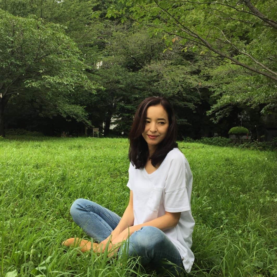 紺野千春のインスタグラム：「梅雨の合間に久しぶりの公園！ 緑の匂いで浄化 蚊に刺されたけど🦟☺︎... #rainyseason#green#june #purification#cleanup  #photographer @mari_horiuchi」