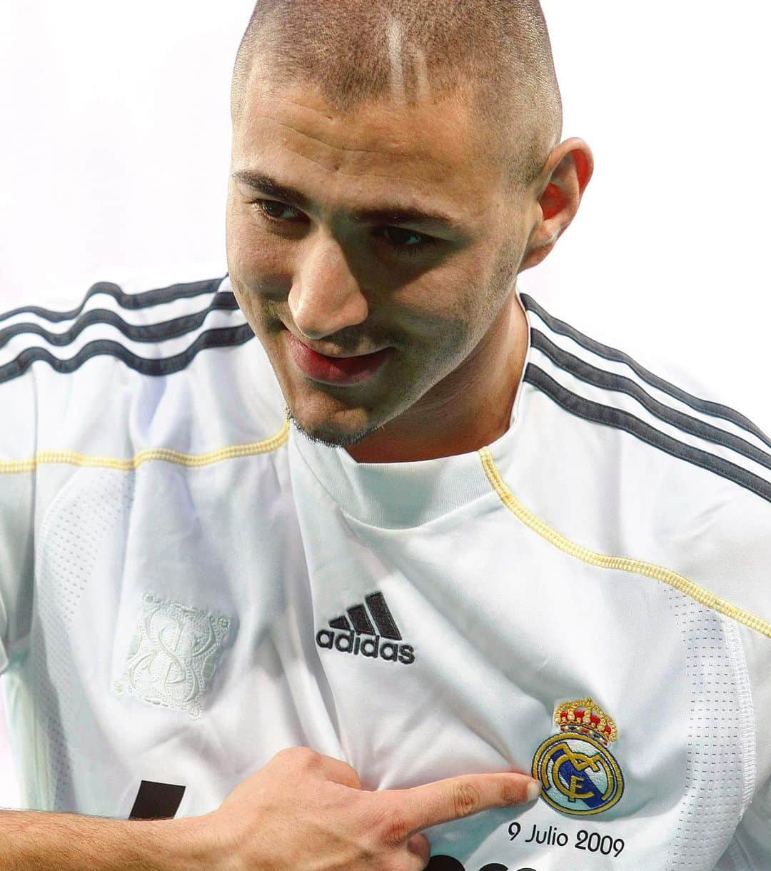 LFPさんのインスタグラム写真 - (LFPInstagram)「#OnThisDay, 🔟 years ago, @karimbenzema was presented as a new @realmadrid player! 💯 • #Benzema #OTD #Signing #LaLiga #LaLigaSantander」7月10日 1時23分 - laliga