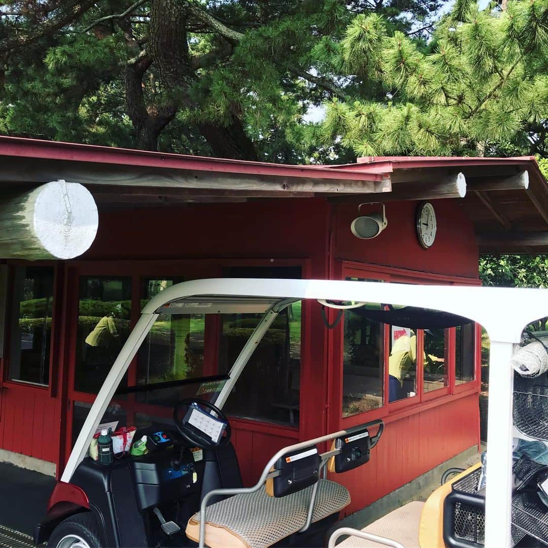 TOGGYさんのインスタグラム写真 - (TOGGYInstagram)「スタート室もレーモンド。 アフターゴルフはミルクセーキ🏌️‍♂️ 後半は43。まずまずでした⛳️ 門司ゴルフ倶楽部 バックティー  #toggy #golf #moji #kitakyushu #fukuoka #japan #antoninraymond  @ 門司ゴルフ倶楽部」7月9日 16時25分 - dj_toggy