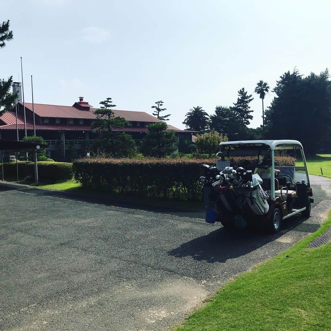 TOGGYさんのインスタグラム写真 - (TOGGYInstagram)「スタート室もレーモンド。 アフターゴルフはミルクセーキ🏌️‍♂️ 後半は43。まずまずでした⛳️ 門司ゴルフ倶楽部 バックティー  #toggy #golf #moji #kitakyushu #fukuoka #japan #antoninraymond  @ 門司ゴルフ倶楽部」7月9日 16時25分 - dj_toggy