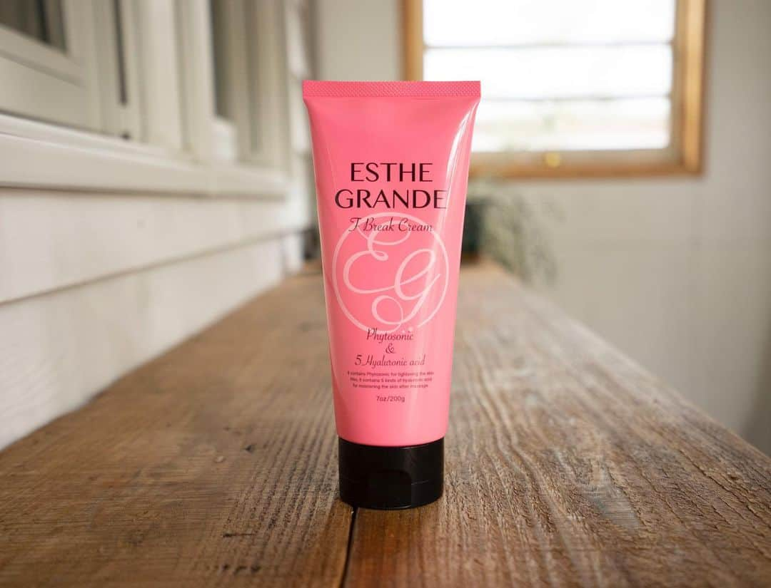 EstheGrande（エステグランデ）のインスタグラム：「マッサージしながら お肌に美容成分を🌃 体の気になる部分も引き締めよう😆  #エステグランデ #esthegrande #スリミングクリーム #引き締めボディ #美ボディ #ボディメイク #美意識 #女磨き #女子力アップ」