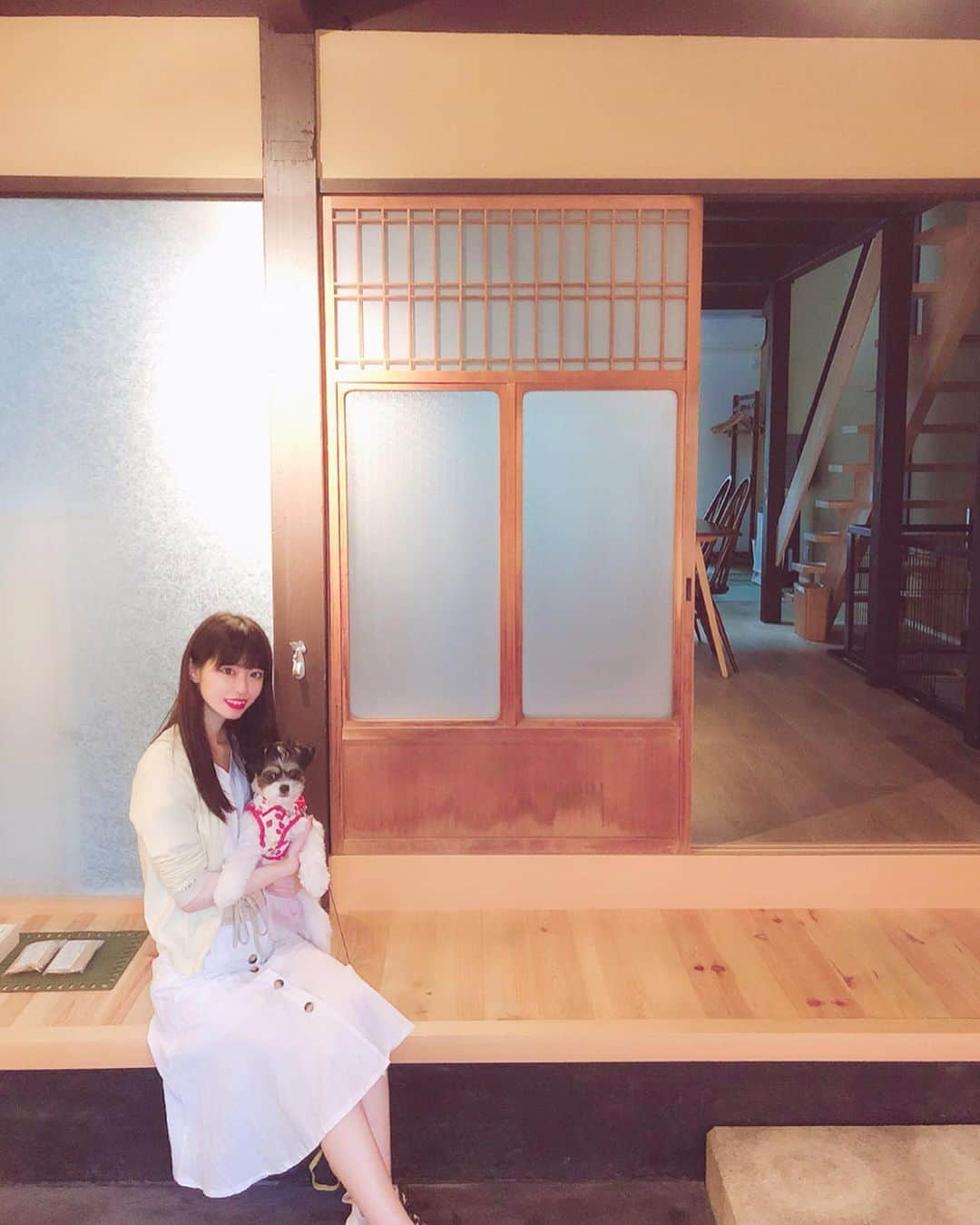 川子芹菜さんのインスタグラム写真 - (川子芹菜Instagram)「. . みりんちゃんと弾丸💣京都旅行に行きました🥰💓💓 . . ペット可のホテルってちょっと古くて汚い所多いんだけど、今回の宿が本当に素晴らしすぎたので投稿させてください☺️🙏← . . 私が泊まったのが洛龍菴( @rakuryuan )の西陣北はぎって所なんだけど、めちゃくちゃ綺麗な二階建ての一棟貸ホテルなの✨ . まず入ってめちゃくちゃ広い玄関😳 (2枚目見てね📸) . そして木と畳のいい香り☺️ ドア開けた瞬間にめちゃくちゃテンション上がってました😂 . . ワンちゃん用にウェルカムおやつも用意されててルンルンのみりん氏3枚目🐶笑 . しかもうちの2倍はあるんじゃないか位の大きなゲージとワンちゃん専用の足洗い場、人工芝のドッグテラスまであって至れり尽くせりのお宿😭💓💓 . まって。 あんまり言うとネタバレになるね🤔💭笑 控えめにしておこう🙊🙈🙉 . . そして4枚目の夕食🍽✨ 京料理なんだけど、品数が半端なくて写真に納まりきらないほど！😳 デザートは最高に美味しいさくらんぼとメロンの白ワインゼリー添えでした☺️💖 間違ってたらごめんなさい← . あゆが出てきたのは本当に嬉しかったな😭✨ 天ぷらもサクサクで美味しいし、高級魚のハモもたっくさん使われてて、豪華なディナーでした(；＿；)💖 . . 最後は旅館着に着替えてみりんちゃんとゆったり過ごしてる📸 たまたまみりんちゃんと同じ顔してる写真が撮れて面白かった😂 . ライトアップされてるお庭も素敵でした😭💖 また行きたいなぁというか行くんだろうなぁという感じです🤔💭笑 . ワンちゃん飼ってる方に是非是非オススメです！！！U´•ﻌ•`U❤ . . . #京都宿泊 #京都旅行 #京町家 #京都一棟貸 #ペット宿 #犬と泊まれる宿 #洛龍菴 #pr #コラボベース」7月9日 16時33分 - kawakoserina