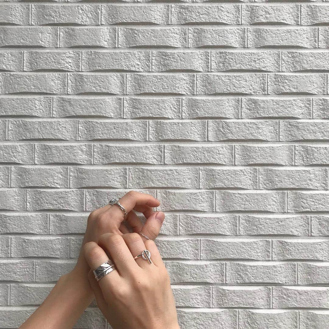 長谷川あやさんのインスタグラム写真 - (長谷川あやInstagram)「⚪️⚪️⚪️ #accessory #ring @aletta_jewelry_official ・ ・ ・ 最近仲間入りした新入りさん💛」7月9日 16時34分 - ayasuke_0516