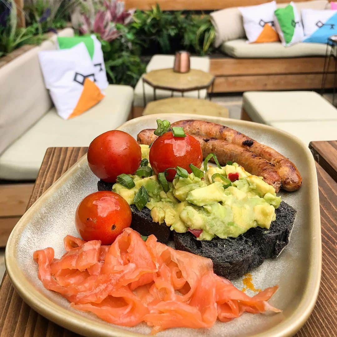 Eat With Steph & Coさんのインスタグラム写真 - (Eat With Steph & CoInstagram)「Rise & shine!!!! Weekend brunch at @headsandtailsnw to recover/detox/balance from celebrating 4th July with friends.. aka loads of alcohol 🙈 mergues, smoked salmon, and avocado on some charcoal bread! Except I could have eaten two of these because I was so hungry... or maybe the portions were just small 👀 #invite #brunch #avocadotoast #salmon #weekend #sunday #recovery #summer #gains」7月9日 16時36分 - eatwithsteph_ldn