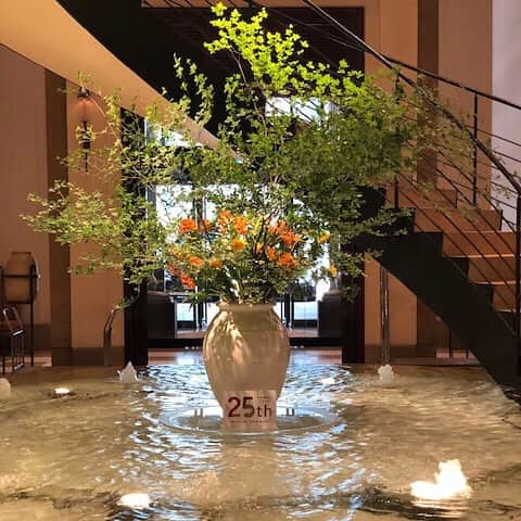hotel nikko kanazawa ホテル日航金沢さんのインスタグラム写真 - (hotel nikko kanazawa ホテル日航金沢Instagram)「. 🌻今月のお花🌻 . 1階ロビーにあります噴水中央には毎月ごとのお花が飾られています。 . 7月のお花は初夏らしく 木々はドウダンツツジ 花々は東北八重ひまわり、アルストロメリアです。 . . 昼間は明るくフレッシュで雰囲気ですが夜になると幻想的な雰囲気となり写真スポットにもおすすめです☺️ . ホテルに来られる際は、ぜひ一度お立ち寄りくださいね✨ . また、来月もお楽しみに♪ . #ホテル日航金沢#噴水#ﾛﾋﾞｰ#螺旋階段#金沢 #hotelnikkokanazawa#kanazawa#ishikawa#japan」7月9日 16時42分 - hotelnikkokanazawa