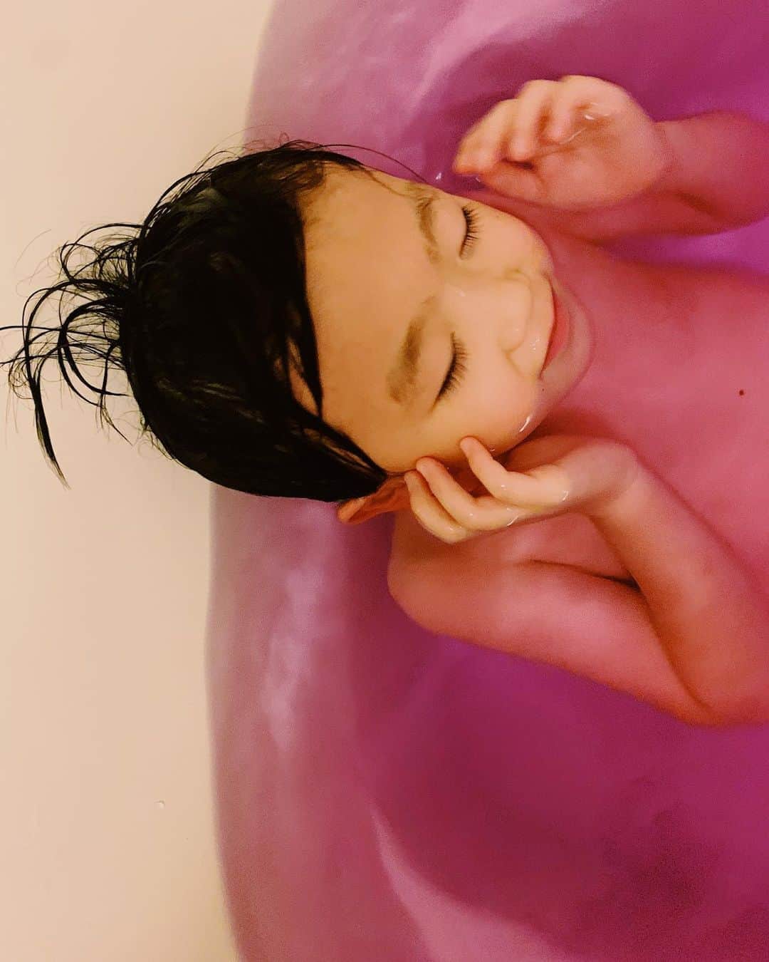花盛友里のインスタグラム：「毎日お風呂で潜る練習してる。」