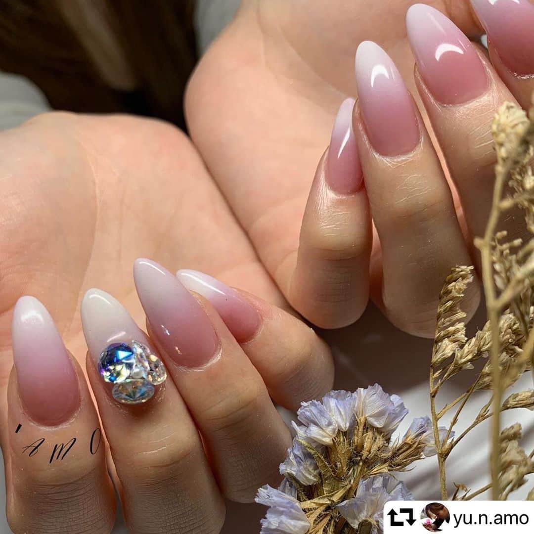 のインスタグラム：「#repost @yu.n.amo ・・・ 白グラデ可愛い。 ファンデーションカラーは #leafgelpremium めっちゃ可愛いの。 発色もテクスチャーも お気に入り🤭👌 . . . #drawing#art#nail#nailart #gelnail#ネイル#石巻サロン #kawaii#amo#ネイルデザイン #design#artstagram#naildesign #nails#leafgel#白グラデーションネイル #airgel#airbrush#おしゃれさんと繋がりたい . #リーフジェルプレミアム #リーフジェル #leafgel」
