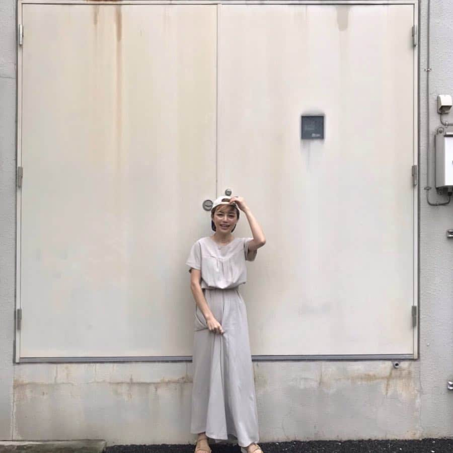 長谷川あやさんのインスタグラム写真 - (長谷川あやInstagram)「⚪️⚪️⚪️ #fashion #ootd #outfit #code #coordinate #style #titivate #titivatestyle #152せんちこーで @titivatejp #ママコーデ #ベルト付きvネックロングワンピース #ティティベイト ・ ・ ・ 今日は１日はじめてのことばかりで ちょっと緊張していた日😭💦 ・ 小夏さん連れて いつもより遠くにお出かけも お仕事一緒なのも チャイルドシート乗せて 運転するのも初めてで 『うまく予定通り いきますように(；ω；)‼️』 と、願いながら全部1時間前行動で なんとかギリギリセーフって感じでした🙋‍♀️笑 ・ いろんな事態を想定したら 荷物もぱんっっぱん‼️笑 結局使わないものばかりだったりして、、、😂 ・ こーやってママも小夏と一緒に 成長していかなきゃだな😂‼️‼️‼️」7月9日 16時52分 - ayasuke_0516