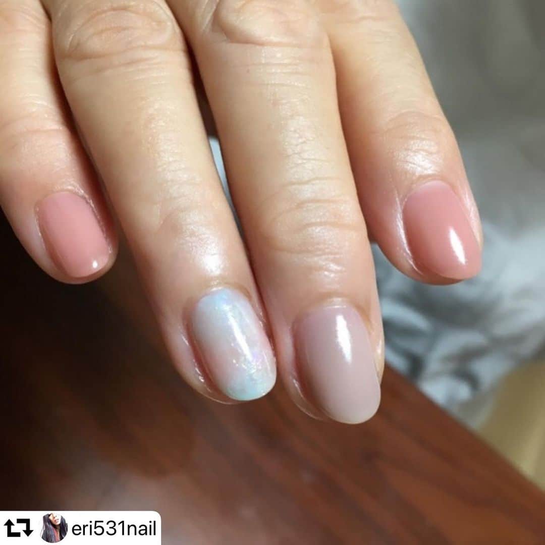のインスタグラム：「#repost @eri531nail ・・・ ・ あっさりデザイン✨ ・ 使用カラー リーフジェル 045、901、903 ワンカラーは901、903の一度塗り☝🏻 塗りやすくて発色もいいです🤗 ・ #nail#ネイル#ジェルネイル#ネイルアート#ネイルデザイン#instagood#pregel#プリジェル#leafgel#リーフジェル#美爪#美甲#豊中ネイル#豊中ネイルサロン#北摂#自宅サロン#プライベートサロン#スワロフスキー#3Dビジュー#ビジューネイル#夏ネイル#夏デザイン#シンプルデザイン @leafgel_premium . #リーフジェルプレミアム #leafgelpremium」