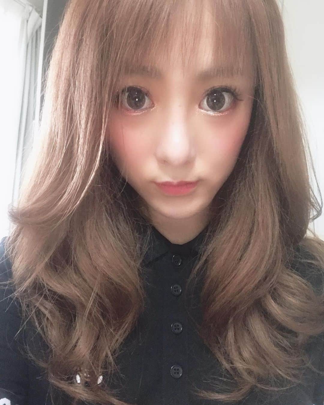 麻生唯のインスタグラム：「前髪切った✌️💗 大阪帰ってきたょ🥰  #osaka #hongkong」