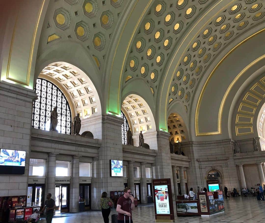 アメリカ大使館さんのインスタグラム写真 - (アメリカ大使館Instagram)「この建物はどんな建物だと思いますか⁉️ ワシントンD.C.にあるユニオンステーション(電車の駅🚉)なんです。 ワシントンD.C.の都市部で働く人の中にも電車通勤の人は結構多いんですよ〜🚆 . #us #usa #america #dc #washingtondc #unionstation #train #studyabroad #eastcoast #dailylife #architecture #arch #アメリカ #留学 #駅 #通勤 #電車 #通学 #建物 #銅像 #旅 #ワシントン #アーチ #citylife #ライフスタイル」7月9日 17時06分 - usembassytokyo