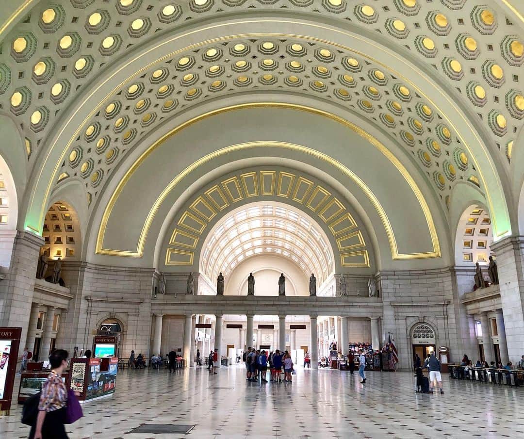 アメリカ大使館さんのインスタグラム写真 - (アメリカ大使館Instagram)「この建物はどんな建物だと思いますか⁉️ ワシントンD.C.にあるユニオンステーション(電車の駅🚉)なんです。 ワシントンD.C.の都市部で働く人の中にも電車通勤の人は結構多いんですよ〜🚆 . #us #usa #america #dc #washingtondc #unionstation #train #studyabroad #eastcoast #dailylife #architecture #arch #アメリカ #留学 #駅 #通勤 #電車 #通学 #建物 #銅像 #旅 #ワシントン #アーチ #citylife #ライフスタイル」7月9日 17時06分 - usembassytokyo