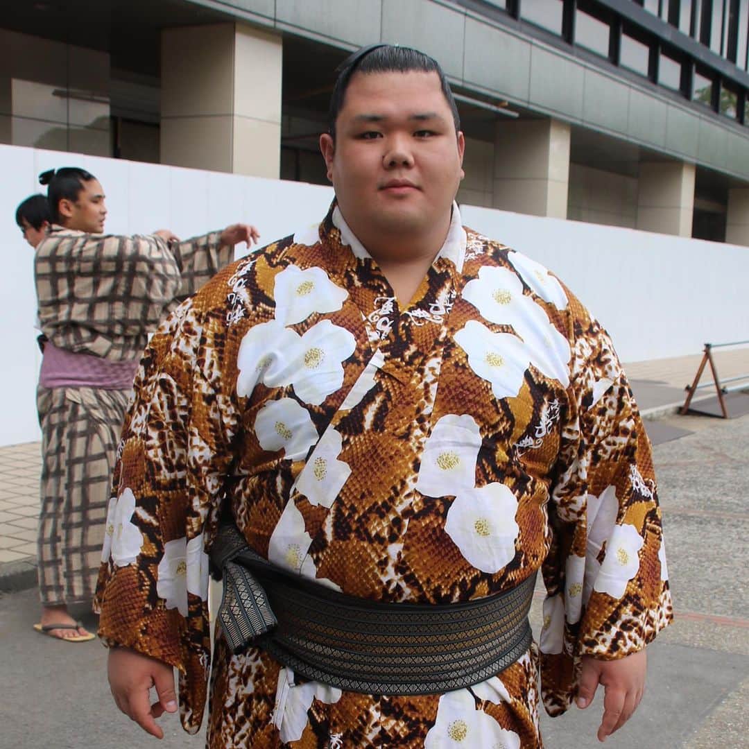 日本相撲協会さんのインスタグラム写真 - (日本相撲協会Instagram)「取組後、帰途につく関取の浴衣姿。 ・ 「#sumoday」キャンペーン実施中。 相撲観戦の楽しさが伝わるお写真を投稿いただくと、抽選で九月場所のマス席と人気親方からバラの花束をプレゼント！ ・ @sumokyokai  #相撲　#sumo　#名古屋場所　#ドルフィンズアリーナ　#愛知県体育館　#浴衣 　#博多帯　#sumoday  #阿武咲  #炎鵬  #友風  #妙義龍  #浴衣男子  #浴衣帯結び」7月9日 17時06分 - sumokyokai