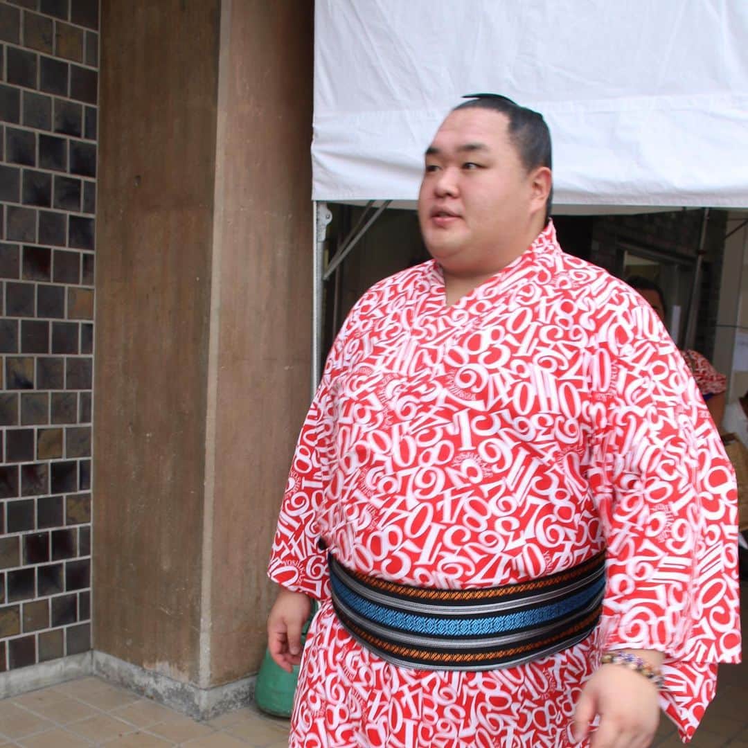 日本相撲協会さんのインスタグラム写真 - (日本相撲協会Instagram)「取組後、帰途につく関取の浴衣姿。 ・ 「#sumoday」キャンペーン実施中。 相撲観戦の楽しさが伝わるお写真を投稿いただくと、抽選で九月場所のマス席と人気親方からバラの花束をプレゼント！ ・ @sumokyokai  #相撲　#sumo　#名古屋場所　#ドルフィンズアリーナ　#愛知県体育館　#浴衣 　#博多帯　#sumoday  #阿武咲  #炎鵬  #友風  #妙義龍  #浴衣男子  #浴衣帯結び」7月9日 17時06分 - sumokyokai