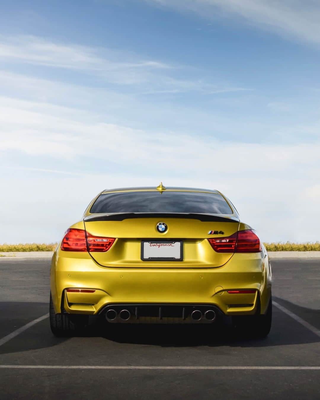 BMWのインスタグラム：「24-karat gold in character and appearance.  The BMW M4 Coupé. #BMWrepost @calandraphoto #TheM4 #BMW #M4 #BMWM __ BMW M4 Coupé: Fuel consumption in l/100 km (combined): 10.0 - 9.9 (9.3). CO2 emissions in g/km (combined): 227 - 225 (213 - 211). The figures in brackets refer to the vehicle with seven-speed M double-clutch transmission with Drivelogic. The values of fuel consumptions, CO2 emissions and energy consumptions shown were determined according to the European Regulation (EC) 715/2007 in the version applicable at the time of type approval. The figures refer to a vehicle with basic configuration in Germany and the range shown considers optional equipment and the different size of wheels and tires available on the selected model. The values of the vehicles are already based on the new WLTP regulation and are translated back into NEDC-equivalent values in order to ensure the comparison between the vehicles. [With respect to these vehicles, for vehicle related taxes or other duties based (at least inter alia) on CO2-emissions the CO2 values may differ to the values stated here.] The CO2 efficiency specifications are determined according to Directive 1999/94/EC and the European Regulation in its current version applicable. The values shown are based on the fuel consumption, CO2 values and energy consumptions according to the NEDC cycle for the classification. For further information about the official fuel consumption and the specific CO2 emission of new passenger cars can be taken out of the „handbook of fuel consumption, the CO2 emission and power consumption of new passenger cars“, which is available at all selling points and at https://www.dat.de/angebote/verlagsprodukte/leitfaden-kraftstoffverbrauch.html.」