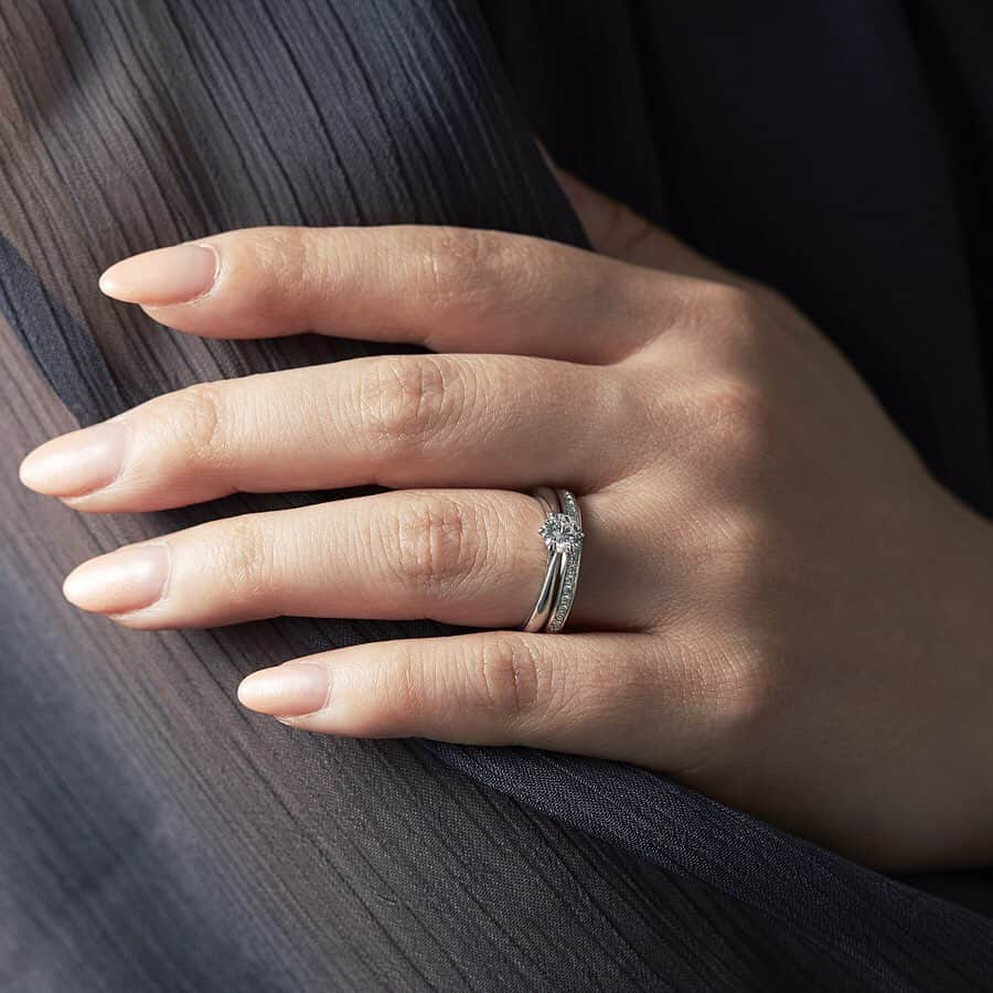 ラザール ダイヤモンド ブティック公式 | 婚約・結婚指輪さんのインスタグラム写真 - (ラザール ダイヤモンド ブティック公式 | 婚約・結婚指輪Instagram)「・ 『結婚したら結婚指輪を左手薬指にするのは当たり前のこと』と、私達日本人は思っていますが、世界には違う指にリングをつける国もあります。 ・ 右手、足など、国や文化によって様々。アメリカやヨーロッパの一部では、結婚指輪を親から譲り受ける習慣のある国もあるのだとか。 ・ 外国籍の友人や同僚がいる人は、故郷ではどこに身につけるのか聞いてみるのも面白いかもしれませんね。 ・ ⌒*⌒*⌒*⌒*⌒*⌒*⌒*⌒*⌒*⌒*⌒*⌒* ＜エンゲージリング＞REVERENCE/レヴァランス：Carat : 0.20ct～/Price(税抜) : 205,000円～ ＜マリッジリング＞APPLAUSE/アプローズ：Carat ：0.14ct/Price(税抜) : 194,000円 ⌒*⌒*⌒*⌒*⌒*⌒*⌒*⌒*⌒*⌒*⌒*⌒* ・ ★キャンペーン実施中☆ #クリスタルジュエリーケース がもらえるチャンス。7月15日まで。詳しくは当アカウント（@lazarediamond_boutique）のプロフィール欄をご覧ください。 ・ #美しさを極めたエンゲージリング #REVERENCE #レヴァランス ・ #ブロードウェイ名作ミュージカル #APPLAUSE #アプローズ ・ #プロポーズ #ブライダルリング #マリッジリング #エンゲージリング #エンゲージメントリング #ダイヤモンドリング #婚約 #結婚 #指輪 #婚約指輪 #結婚指輪 #婚約指輪選び #結婚指輪選び #指輪探し #結婚式 #結婚式準備 #2019年春婚 #2019年夏婚 #2019年秋婚 #2019年冬婚 ・ #ラザールダイヤモンド #lazarediamond」7月9日 17時00分 - lazarediamond_boutique