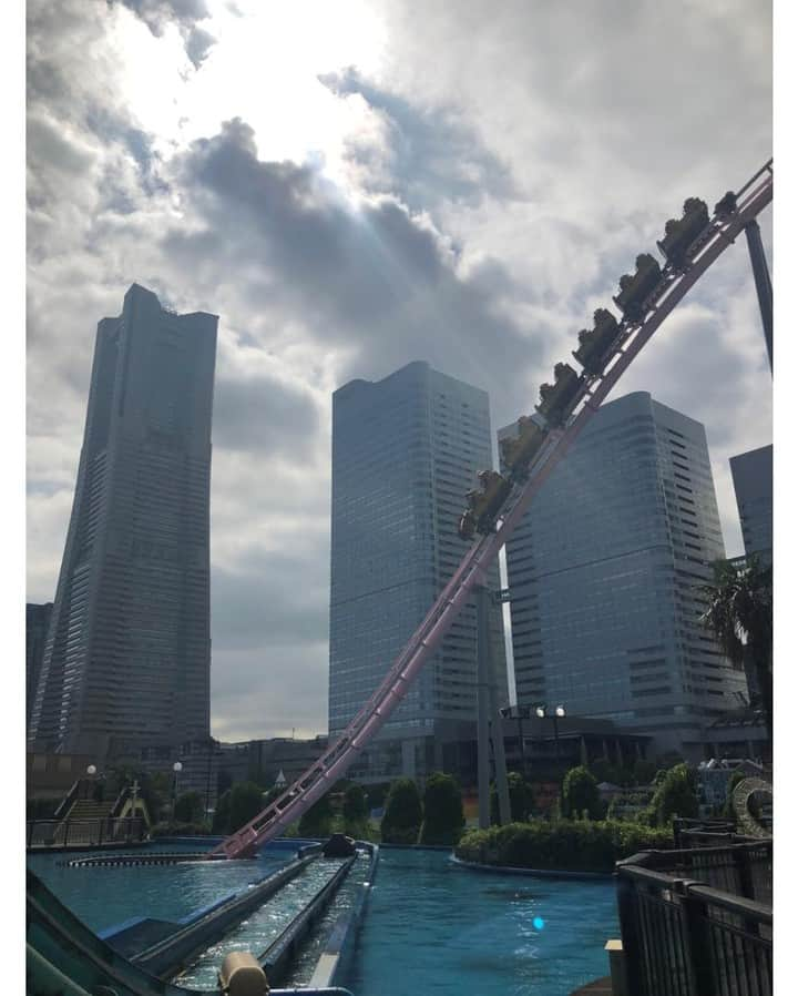 東京カメラ部 横浜分室さんのインスタグラム写真 - (東京カメラ部 横浜分室Instagram)「「今日は何の日？」⠀ .⠀ ふと7月9日は何の日だろうと思い調べてみると、「ジェットコースターの日」だそうです。⠀ ということで今日はよこはまコスモワールドで撮影した写真をお届けします。⠀ 15時頃に撮影したのですが、ちょうど雲の切れ間から光が差し込み、とてもきれいな空でした。⠀ .⠀ みなとみらい線公式Facebook「わたしの横浜4.1キロさんぽ」で横浜の魅力を発信中！⠀ そちらも是非ご覧下さい！<PR>⠀ .⠀ #みなとみらい線フォト散歩 #みなとみらい線フォトさんぽ #みなとみらい線 #横浜 #新高島 #みなとみらい #馬車道 #日本大通り #元町中華街 #yokohama #東京カメラ部 #Japan #photo #写真 #日本 #今日は何の日 #ジェットコースター #コスモワールド #ランドマークタワー #雲 #空 #光 #あと少しで #夏 #カメラのある生活 #myyokohama #beautifuldestinations #japan_daytime_view #somewheremagazine #explorejapan」7月9日 17時00分 - tcc.yokohama