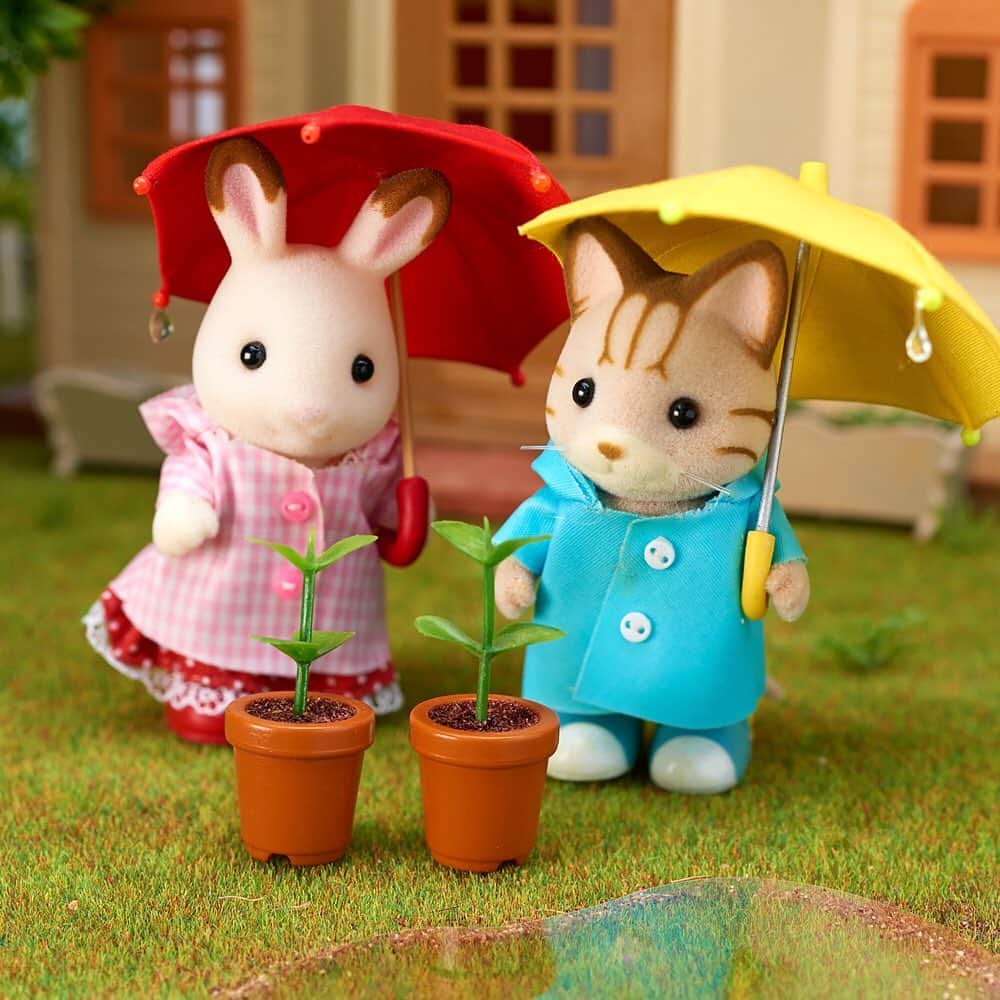 シルバニアファミリー【公式】 さんのインスタグラム写真 - (シルバニアファミリー【公式】 Instagram)「雨の中、ふたりで植えたお花の様子を見に来たショコラウサギちゃんたち。 「なかなか大きくならないね・・」 「太陽が出たら、きっとぐんぐん育つよ！」 花が咲くのが楽しみですね。  #シルバニアファミリー #シルバニア #sylvanianfamilies #calicocritters #sylvanian #ドールハウス #dollhouse #ミニチュア #miniature #花 #植木ばち #flower」7月9日 17時02分 - sylvanianfamilies_jp