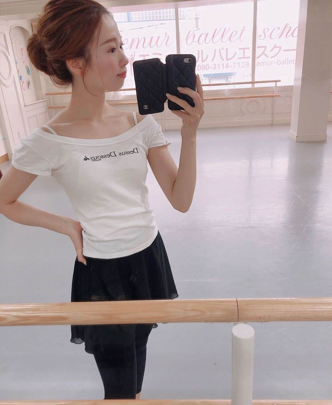 寿春花果さんのインスタグラム写真 - (寿春花果Instagram)「生徒さんに好評Tシャツ୨୧ タイトなラインとデコルテが丸見えになる感じ、身体のラインを確認するのにちょうど良い♪ 出すことで磨かれる⸝⋆ @dd.balletshop . #バレエウェア」7月9日 17時08分 - hanaka_yu