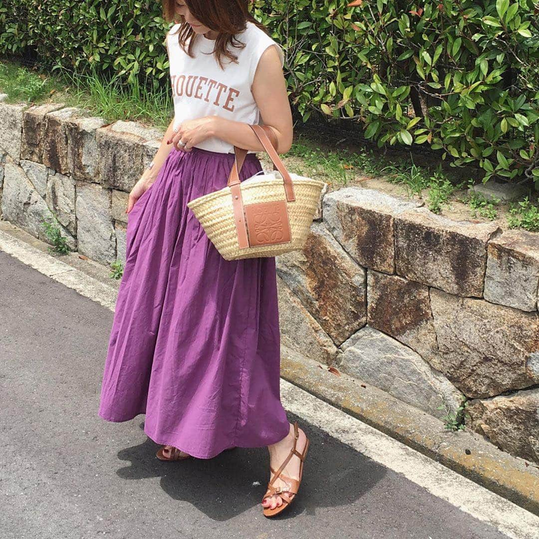 ur'sさんのインスタグラム写真 - (ur'sInstagram)「. . 【 style share 】 コットンボイルボリュームスカート 品番:BTXU0563 ¥3,990+tax . @midopei 様、素敵なコーディネートをありがとうございます！ 軽やかで柔らかいコットンのボイル生地を100%使用したロングスカート💜 リラックスした履き心地がこれからの季節にピッタリの一枚です👒 7/12(金)10:59まで期間限定価格でお得にお買い求め頂けます🙌🏻 . STYLE SHARE 募集中！ ハッシュタグは『#urs_styling』 素敵な着こなしは、紹介させて頂くことがあります。 . #urs_official #ユアーズ #レディース #fashion #コーディネート #コットンボイル #ボリュームスカート #スカート . . #Repost @midopei ・・・ ❤︎❤︎❤︎﻿ #休日コーデ﻿ ﻿ 少し落ち着いた色味のpurpleが気に入ったスカート﻿ ﻿ 軽やかに広がるデザインが好き﻿ ﻿﻿ ﻿﻿ @urs_official ﻿﻿﻿ #コットンボイルボリュームスカート ﻿﻿﻿ ﻿﻿﻿ ﻿﻿ 身長157cm Sサイズ着用﻿﻿ ﻿﻿ ﻿﻿ ﻿﻿﻿ #urs_official#urs_styling#ユアーズ　﻿﻿﻿﻿﻿ #ママコーデ#ママファッション﻿﻿﻿﻿﻿﻿﻿﻿﻿﻿﻿﻿﻿﻿﻿﻿﻿﻿﻿﻿﻿﻿﻿﻿﻿﻿﻿﻿﻿﻿﻿ #instafashion#大人カジュアル#instagood#coordinate#ootd_kob#mamagirl#オトナ女子#シンプルコーデ ﻿﻿﻿﻿#きれいめカジュアル ﻿﻿﻿﻿﻿ #ponte_fashion#locari#mineby3mootd#mery #スカートコーデ#夏コーデ﻿﻿ ﻿」7月9日 17時09分 - urs_official