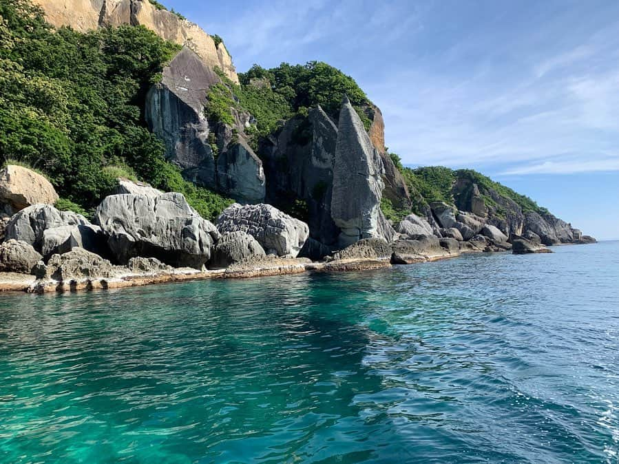 ジョナゴールドさんのインスタグラム写真 - (ジョナゴールドInstagram)「♥ 昨日、ロケの帰りに仏ヶ浦に行ってきました🚣‍♂️ ・ 青森にまだこんなに素敵な場所があったのか！と本当に驚きました😙 ・ ・ 青森県民でも気軽に行ける距離ではないのですが、1度はこの景色を見てほしいです( ¨̮ ) ♥ #青森 #aomori #仏ヶ浦 #hotokegaura #海 #船 #観光地 #りんご娘 #ringomusume #ジョナゴールド #jonagold」7月9日 17時09分 - jonagold_0323