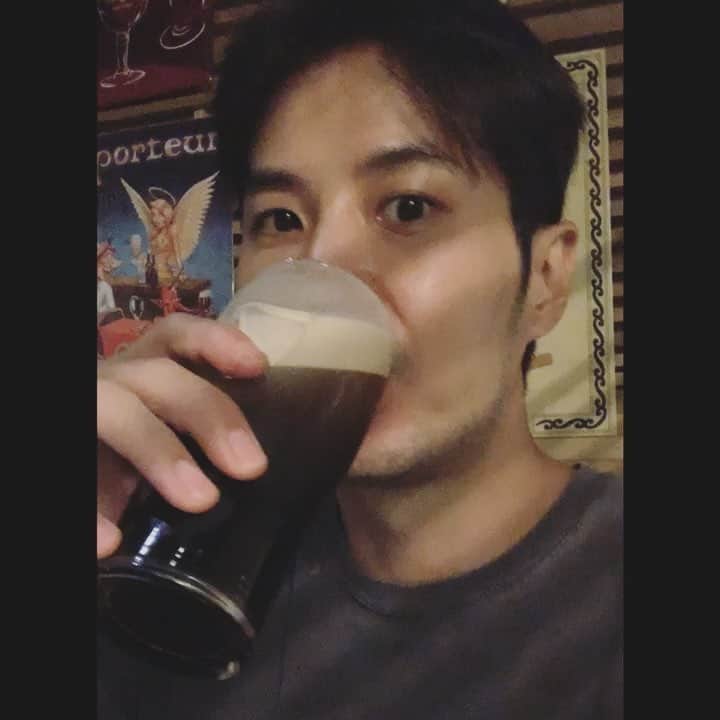 キム・ジソクのインスタグラム：「. 흑맥주 the luv🍺  나는 더럽..🤪」