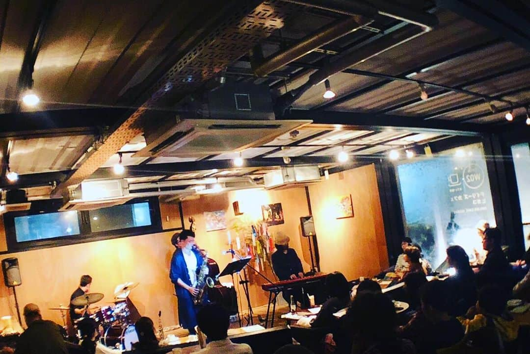 YoYoさんのインスタグラム写真 - (YoYoInstagram)「『JAW meets Pianoman 七夕Jazz Night Tour』東京２Days公演達成！  7/6(土)Day１、再び帰って来たJZ Bratには笹の葉を♡照明さんのライトアップも加わり、素敵に完成させる事のできた笹の葉は神様からのプレゼントのごとく。。。偶然に道端で出会ったもの、でした。メンバーの願いが短冊に飾られ、さらには書いてくれたみんなの願いも飾られたなら、笹に音楽を与えましょう♫きっと願いは叶います。この日「織姫 meets 彦星」と命名されたカクテルも楽しんでいただきながら。やはり良い音のするJZのフルコンサートグランド。七夕ジャズな選曲で奏でるスタンダードはStardust、When you wish upon a star。ひこうき雲、海の見える街、は"ジョーさん"作曲のジブリシリーズ、笑。Drums＆Bassメンバーを迎えてのカッコーやコルコバード。この場所ならではの緊張感。新たな風の吹くJmPサウンドとなり、それを受け取ってくれたみんなの反応にこちらも上昇しました！ 映像を振り返ったら熱量がとんでもなかった！！後半の怒涛の高速4beatはこれまでの記録を塗り替える速さと熱量だったに違いない！！ そして7/7(日)七夕当日Day２、デイリーズヒガコでは、七夕に加えてジブリ増し増し！ラーメンのオーダーかっ。東小金井という場所にちなんでジブリの要素をふんだんに取り入れた「ジブリ飯プレート」完成。実際に映画に出てくるあのシーンの料理をデイリーズシェフ流に再現する、という。。。さすがJAWさん！ジブリ愛、凄しっ！天の川と織姫彦星がテーマとなったパティシエさん作のこの日の為のデザートも凄かったですね！JmPのオーダーをどこまでも快く聞き入れていただき、、ありがとうっ(*ﾟ▽ﾟ*) そんな流れでこの日は選曲にもジブリ曲の新アレンジ初お披露目！！出来立てホヤホヤでしたが、これまた新たなサウンド！愛の込もったJAWさんアレンジ、やってくれました♫あの曲のこのグルーヴは気持ち良かったですねぇ〜！ そして前日に記録を塗り替える速さとなったO.G Bluesが、、、さらに上回るほどの高速さと熱量。裏も表もわからない世界まで突入するかのように・・・笑。メンバー全員が生き生きと刺激し合うセッションと会場の一体感には、、ごちそうさまでした！ さらにJAWさん作曲の七夕ジャズバラードは七夕の空を深く演出するとっても素敵なワンシーンに。七夕ツアー締めくくりの、新たなJmPオリジナルの誕生を皆さんにも見届けていただきました。  これにて七夕Jazz Night、東名阪ツアー達成！コウレイカも達成！ 東京２Days公演、大阪、名古屋、各地でみんなとシェアした音楽熱が原動力。自分を大きく成長させてもらえるツアーになりました。そしてまた一つ、着実に、JmP、進化へと。 進んでゆきます、今年末の５年目突入へ向けて。 各地に足を運んでくれた最高のオーディエンスに心から感謝、Happy、七夕ジャズナイト！！ 僕らはこれからも忘れないで進む、願いは叶う、夢は叶う事を。。。 3日後の7月12日(金)‬は再び大阪へ！辻本美博(Calmera)主催イベント＠心斎橋JANUSへ、YoYo the "Pianoman" ゲスト出演！！お越しになれる方はどしどし是非是非、会場でお会いしましょう！！ #jawmeetspianoman #七夕 #七夕ジャズ #yoyothepianoman #soffet #barb #pe'z #azulterrace #mrkennys」7月9日 17時20分 - yoyo_soffet