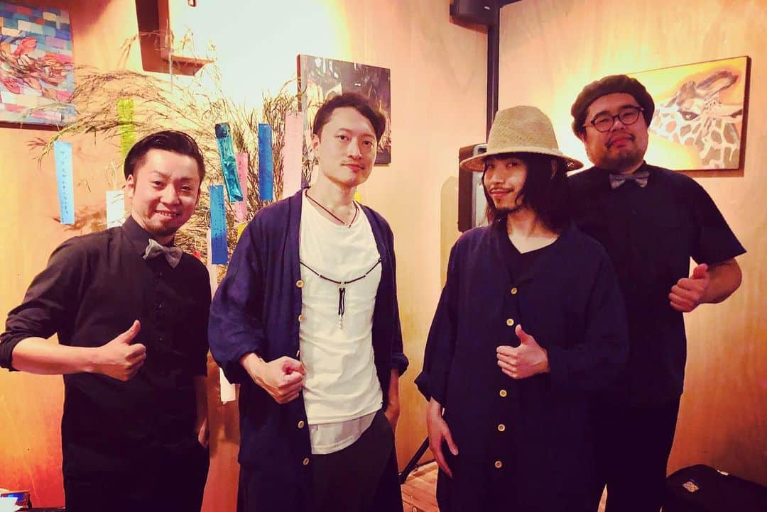 YoYoさんのインスタグラム写真 - (YoYoInstagram)「『JAW meets Pianoman 七夕Jazz Night Tour』東京２Days公演達成！  7/6(土)Day１、再び帰って来たJZ Bratには笹の葉を♡照明さんのライトアップも加わり、素敵に完成させる事のできた笹の葉は神様からのプレゼントのごとく。。。偶然に道端で出会ったもの、でした。メンバーの願いが短冊に飾られ、さらには書いてくれたみんなの願いも飾られたなら、笹に音楽を与えましょう♫きっと願いは叶います。この日「織姫 meets 彦星」と命名されたカクテルも楽しんでいただきながら。やはり良い音のするJZのフルコンサートグランド。七夕ジャズな選曲で奏でるスタンダードはStardust、When you wish upon a star。ひこうき雲、海の見える街、は"ジョーさん"作曲のジブリシリーズ、笑。Drums＆Bassメンバーを迎えてのカッコーやコルコバード。この場所ならではの緊張感。新たな風の吹くJmPサウンドとなり、それを受け取ってくれたみんなの反応にこちらも上昇しました！ 映像を振り返ったら熱量がとんでもなかった！！後半の怒涛の高速4beatはこれまでの記録を塗り替える速さと熱量だったに違いない！！ そして7/7(日)七夕当日Day２、デイリーズヒガコでは、七夕に加えてジブリ増し増し！ラーメンのオーダーかっ。東小金井という場所にちなんでジブリの要素をふんだんに取り入れた「ジブリ飯プレート」完成。実際に映画に出てくるあのシーンの料理をデイリーズシェフ流に再現する、という。。。さすがJAWさん！ジブリ愛、凄しっ！天の川と織姫彦星がテーマとなったパティシエさん作のこの日の為のデザートも凄かったですね！JmPのオーダーをどこまでも快く聞き入れていただき、、ありがとうっ(*ﾟ▽ﾟ*) そんな流れでこの日は選曲にもジブリ曲の新アレンジ初お披露目！！出来立てホヤホヤでしたが、これまた新たなサウンド！愛の込もったJAWさんアレンジ、やってくれました♫あの曲のこのグルーヴは気持ち良かったですねぇ〜！ そして前日に記録を塗り替える速さとなったO.G Bluesが、、、さらに上回るほどの高速さと熱量。裏も表もわからない世界まで突入するかのように・・・笑。メンバー全員が生き生きと刺激し合うセッションと会場の一体感には、、ごちそうさまでした！ さらにJAWさん作曲の七夕ジャズバラードは七夕の空を深く演出するとっても素敵なワンシーンに。七夕ツアー締めくくりの、新たなJmPオリジナルの誕生を皆さんにも見届けていただきました。  これにて七夕Jazz Night、東名阪ツアー達成！コウレイカも達成！ 東京２Days公演、大阪、名古屋、各地でみんなとシェアした音楽熱が原動力。自分を大きく成長させてもらえるツアーになりました。そしてまた一つ、着実に、JmP、進化へと。 進んでゆきます、今年末の５年目突入へ向けて。 各地に足を運んでくれた最高のオーディエンスに心から感謝、Happy、七夕ジャズナイト！！ 僕らはこれからも忘れないで進む、願いは叶う、夢は叶う事を。。。 3日後の7月12日(金)‬は再び大阪へ！辻本美博(Calmera)主催イベント＠心斎橋JANUSへ、YoYo the "Pianoman" ゲスト出演！！お越しになれる方はどしどし是非是非、会場でお会いしましょう！！ #jawmeetspianoman #七夕 #七夕ジャズ #yoyothepianoman #soffet #barb #pe'z #azulterrace #mrkennys」7月9日 17時20分 - yoyo_soffet