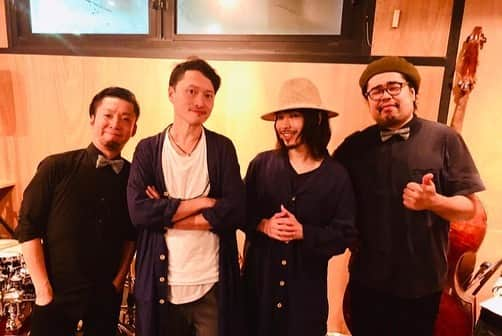 YoYoさんのインスタグラム写真 - (YoYoInstagram)「『JAW meets Pianoman 七夕Jazz Night Tour』東京２Days公演達成！  7/6(土)Day１、再び帰って来たJZ Bratには笹の葉を♡照明さんのライトアップも加わり、素敵に完成させる事のできた笹の葉は神様からのプレゼントのごとく。。。偶然に道端で出会ったもの、でした。メンバーの願いが短冊に飾られ、さらには書いてくれたみんなの願いも飾られたなら、笹に音楽を与えましょう♫きっと願いは叶います。この日「織姫 meets 彦星」と命名されたカクテルも楽しんでいただきながら。やはり良い音のするJZのフルコンサートグランド。七夕ジャズな選曲で奏でるスタンダードはStardust、When you wish upon a star。ひこうき雲、海の見える街、は"ジョーさん"作曲のジブリシリーズ、笑。Drums＆Bassメンバーを迎えてのカッコーやコルコバード。この場所ならではの緊張感。新たな風の吹くJmPサウンドとなり、それを受け取ってくれたみんなの反応にこちらも上昇しました！ 映像を振り返ったら熱量がとんでもなかった！！後半の怒涛の高速4beatはこれまでの記録を塗り替える速さと熱量だったに違いない！！ そして7/7(日)七夕当日Day２、デイリーズヒガコでは、七夕に加えてジブリ増し増し！ラーメンのオーダーかっ。東小金井という場所にちなんでジブリの要素をふんだんに取り入れた「ジブリ飯プレート」完成。実際に映画に出てくるあのシーンの料理をデイリーズシェフ流に再現する、という。。。さすがJAWさん！ジブリ愛、凄しっ！天の川と織姫彦星がテーマとなったパティシエさん作のこの日の為のデザートも凄かったですね！JmPのオーダーをどこまでも快く聞き入れていただき、、ありがとうっ(*ﾟ▽ﾟ*) そんな流れでこの日は選曲にもジブリ曲の新アレンジ初お披露目！！出来立てホヤホヤでしたが、これまた新たなサウンド！愛の込もったJAWさんアレンジ、やってくれました♫あの曲のこのグルーヴは気持ち良かったですねぇ〜！ そして前日に記録を塗り替える速さとなったO.G Bluesが、、、さらに上回るほどの高速さと熱量。裏も表もわからない世界まで突入するかのように・・・笑。メンバー全員が生き生きと刺激し合うセッションと会場の一体感には、、ごちそうさまでした！ さらにJAWさん作曲の七夕ジャズバラードは七夕の空を深く演出するとっても素敵なワンシーンに。七夕ツアー締めくくりの、新たなJmPオリジナルの誕生を皆さんにも見届けていただきました。  これにて七夕Jazz Night、東名阪ツアー達成！コウレイカも達成！ 東京２Days公演、大阪、名古屋、各地でみんなとシェアした音楽熱が原動力。自分を大きく成長させてもらえるツアーになりました。そしてまた一つ、着実に、JmP、進化へと。 進んでゆきます、今年末の５年目突入へ向けて。 各地に足を運んでくれた最高のオーディエンスに心から感謝、Happy、七夕ジャズナイト！！ 僕らはこれからも忘れないで進む、願いは叶う、夢は叶う事を。。。 3日後の7月12日(金)‬は再び大阪へ！辻本美博(Calmera)主催イベント＠心斎橋JANUSへ、YoYo the "Pianoman" ゲスト出演！！お越しになれる方はどしどし是非是非、会場でお会いしましょう！！ #jawmeetspianoman #七夕 #七夕ジャズ #yoyothepianoman #soffet #barb #pe'z #azulterrace #mrkennys」7月9日 17時20分 - yoyo_soffet