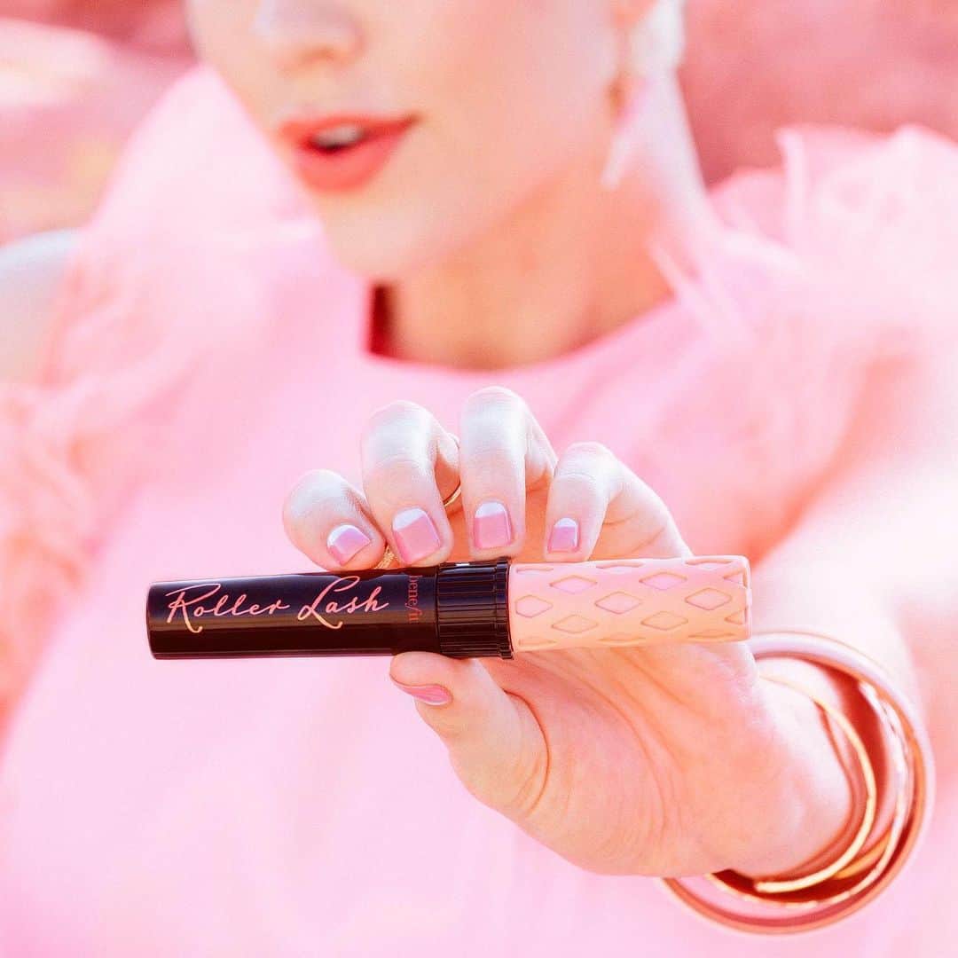 Benefit Cosmetics UKさんのインスタグラム写真 - (Benefit Cosmetics UKInstagram)「Want curly, lush lashes? LOOK NO FURTHER 👀 #rollerlash is the mascara that will curl even the straightest, most stubborn lashes 💅 #lashgoals #mascara #benefit #beauty #makeup . . . 📷 Image Description: A benefit model wearing and holding roller lash mascara.」7月9日 17時21分 - benefitcosmeticsuk