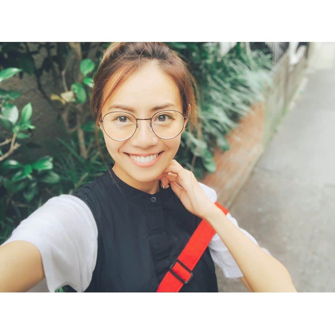 のインスタグラム：「まるめがね👓（笑） 一応ブルーカット📱  梅雨明けるまで 鼻がむずむずする。  みんな風邪には 気をつけてねんっ♡」