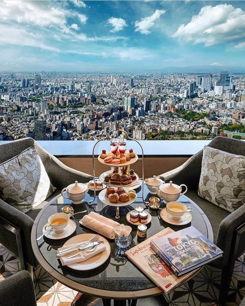 The Ritz-Carlton, Tokyoさんのインスタグラム写真 - (The Ritz-Carlton, TokyoInstagram)「53階 クラブラウンジでは、クラブレベルのお部屋にチェックインされるゲストがお越しになる14:30〜16:30の時間帯、アフタヌーンティーをご用意致しております🍰☕️ 優雅な滞在のはじまりご堪能ください。﻿ @bennyjurdi さんのザ・リッツ・カールトン東京での滞在をお楽しみに！ ﻿ The Ritz-Carlton Club Level on the 53F offers classic afternoon tea sets between 14:30 - 16:30 when the club level guests arrive for check-in.🏙✨ Begin your luxe journey from here.🗼﻿ Follow @bennyjurdi‘s stay with us!﻿ #RitzCarltonTokyo #RCMemories」7月9日 17時32分 - ritzcarltontokyo