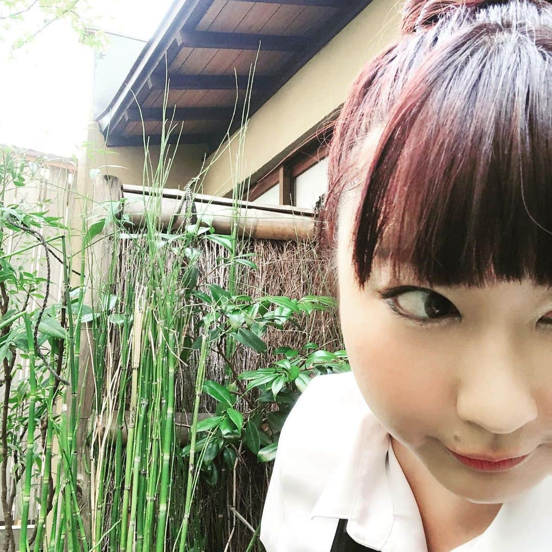 遥めぐみのインスタグラム：「今月より僕はバーテンダーもどきしてます。 もどいてるので作れるものはほんのひと握り。 めげない頑張る(￣^￣ゞ いびつな丸氷製作も綺麗にできますようにw」