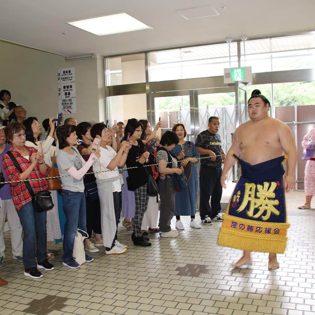 日本相撲協会さんのインスタグラム写真 - (日本相撲協会Instagram)「大相撲名古屋場所では、力士を間近に応援できるスペースや人気親方と触れ合えるなど、楽しい企画を実施しています⭐️ 前売り券は残り僅かです。（7/10.7/11.7/17） ・ 「#sumoday」キャンペーン実施中。 相撲観戦の楽しさが伝わるお写真を投稿いただくと、抽選で九月場所のマス席と人気親方からバラの花束をプレゼント！ ・ @sumokyokai  #相撲　#sumo　#名古屋場所　#ドルフィンズアリーナ　#愛知県体育館　#隆の勝  #ちゃんこ #錣山 #錣山親方 #寺尾 #授乳室」7月9日 17時27分 - sumokyokai