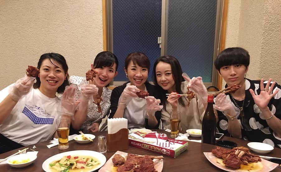 樹里咲穂さんのインスタグラム写真 - (樹里咲穂Instagram)「『ビビを見た！』休演日を前にカンパニーみんなで中華街へGO🙋‍♀️✨ 中華のラムチョップ？？を手袋をして豪快にかぶりつきました！ パワー充電🔋完了💕 ステージングの下司さん💃スーパー舞台監督の福澤さん😊演出部の秋成ちゃん🏃‍♀️とも公演の話に花が咲きました✨✨✨明日からの公演もがんばりまーす💕」7月9日 17時27分 - juripyon1028