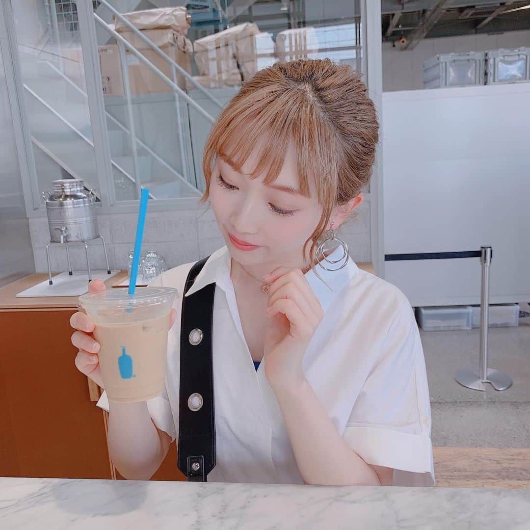 のインスタグラム：「🚃 昨日ね😋❣️気になってた #ブルーボトルコーヒー に 行ってきたよ☕️💙 ♡  雰囲気がめっちゃめちゃ映え笑 おしゃれ空間で外国人さんが すごく絵になる海外のような 素敵な空間でした✨ ♡  ラテもマイルドで飲みやすくて おいしかった〜😍 個人的にはホットのが断然 おいしかったです☺️♥️ ・ ・ ・  #bluebottlecoffee 🚃清澄白河駅から徒歩8分🚶‍♂️ ☕️カフェラテ👛520円 ・ ・ ・ ・  #ブルーボトルコーヒー清澄白河 #清澄白河カフェ #清澄白河 #錦糸町カフェ #江東区 #江東区カフェ #東京カフェ #東京カフェ巡り #カフェ巡り #カフェ好き #カフェスタグラム #カフェ部 #インスタ映え #フォトジェニック #おしゃれ #ポニーテール #ポニーテールアレンジ #ポニーテール女子 #カフェラテ #gu #ジーユーコーデ #ジーユー新作 #プチプラコーデ #ゆり丸カフェ巡り #ゆり丸」