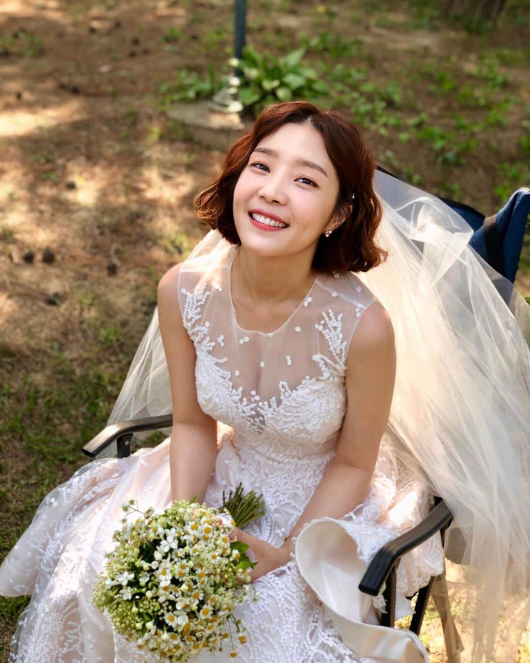 シン・ダウンさんのインスタグラム写真 - (シン・ダウンInstagram)「. 저 시집가여 👰🏻 아니 제늬 시집가여 ➰눈누난나 🦙 . . #폭풍전야#야외결혼식#촬영중🎥」7月9日 17時31分 - shindandan_