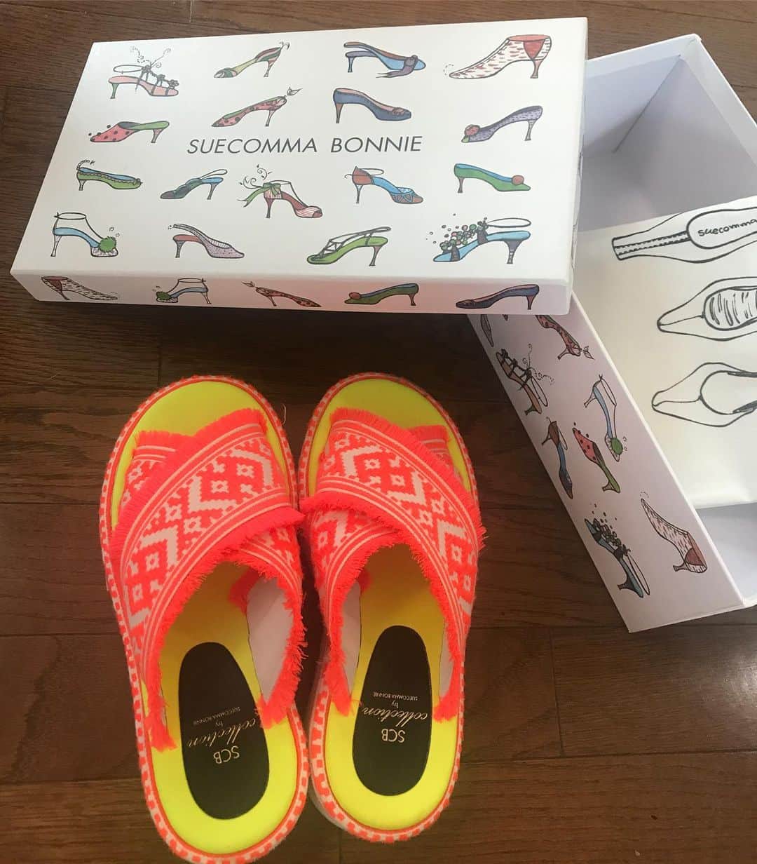 日下部ゆいこさんのインスタグラム写真 - (日下部ゆいこInstagram)「. . 子供がいると ヒールなしがマストなので 遊び心のある ぺったんこ靴が欲しくて... . . @suecommabonnie . . のサンダル。 . . 靴箱も可愛い♡ . . . #shoes#suecommabonnie#サンダル#靴#fashion#ママコーデ」7月9日 17時31分 - yuiko_kusakabe
