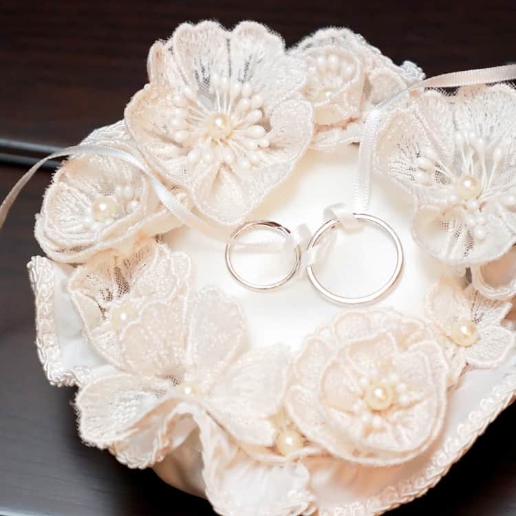 ホテルモントレウェディング【公式】 のインスタグラム：「♥ ￣￣￣￣￣￣￣￣￣￣ @montereyweddingをフォローして 『 #モントレ花嫁 』『 #ホテルモントレ』の タグをつけて投稿してくださいね＊*. . 手作りされる方の多いリングピロー*. 挙式の際に指輪を包む 想いのこもったアイテムですね❁ . ◆ホテルモントレ公式HPはこちら* https://www.monterey-wedding.jp . #モントレ #モントレ花婿  #プレ花嫁 #卒花 #weddingdress #プラコレ #ウエディングニュース #marryxoxo #wedding #dress #結婚式場 #日本中のプレ花嫁さんと繋がりたい #ブライダルフェア #結婚式 #パーティ #披露宴 #2019年春婚 #2019年夏婚 #2019年秋婚 #2019年冬婚 #ホテルウェディング #dressy花嫁 #marry花嫁  #weddingparty #flower #パーティー #ウェディングドレス」