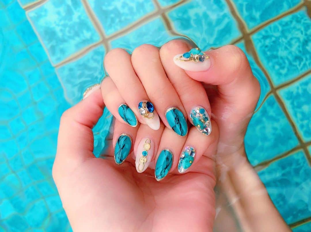 鈴木まりなのインスタグラム：「   Summer Nail🌺🌴🏖 @list.nail  担当は盛さんです💙 今年いちばんのお気に入り💕   #マリナネイル #ネイルデザイン #ターコイズネイル #大阪ネイルサロン #ネイルでマインドリセット #list_nail #nail #naildesign #turquoisenails」