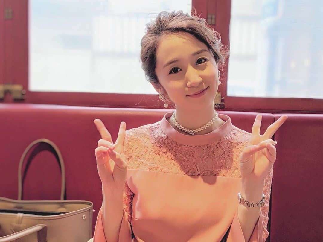 小野恵美のインスタグラム：「先日の結婚式の前に主人とランチ😊夕方の披露宴だったので、お昼は唐揚げ定食を頬張る（笑） お呼ばれヘアメイクは、毎回自分で頑張ってます✨✌️ #お呼ばれヘア #セルフヘアメイク #ポーズがダサい」