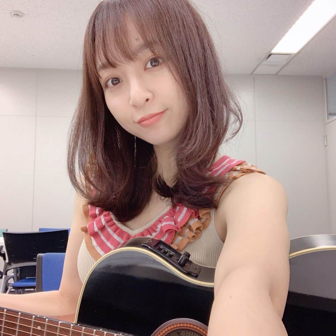 長谷川萌美さんのインスタグラム写真 - (長谷川萌美Instagram)「. . お家で音出すと 四方の隣人の方に ご迷惑だったりするので 会議室やスタジオ予約するようにしてみてるけど、うーん。したくとか移動がもったいないなぁ。 家が良いなぁ。 便利なところないかなぁ。 . ブログアップします📝 ライブ楽しみ！ .  #7月12日 #新横浜LiT #対バン #弾き語り #オリジナル #自作曲 #ビタスイ #リリイベ #遠ラブ #ビタイベ #カバー #ライブ #live #楽器」7月9日 17時44分 - moemi_hasegawa