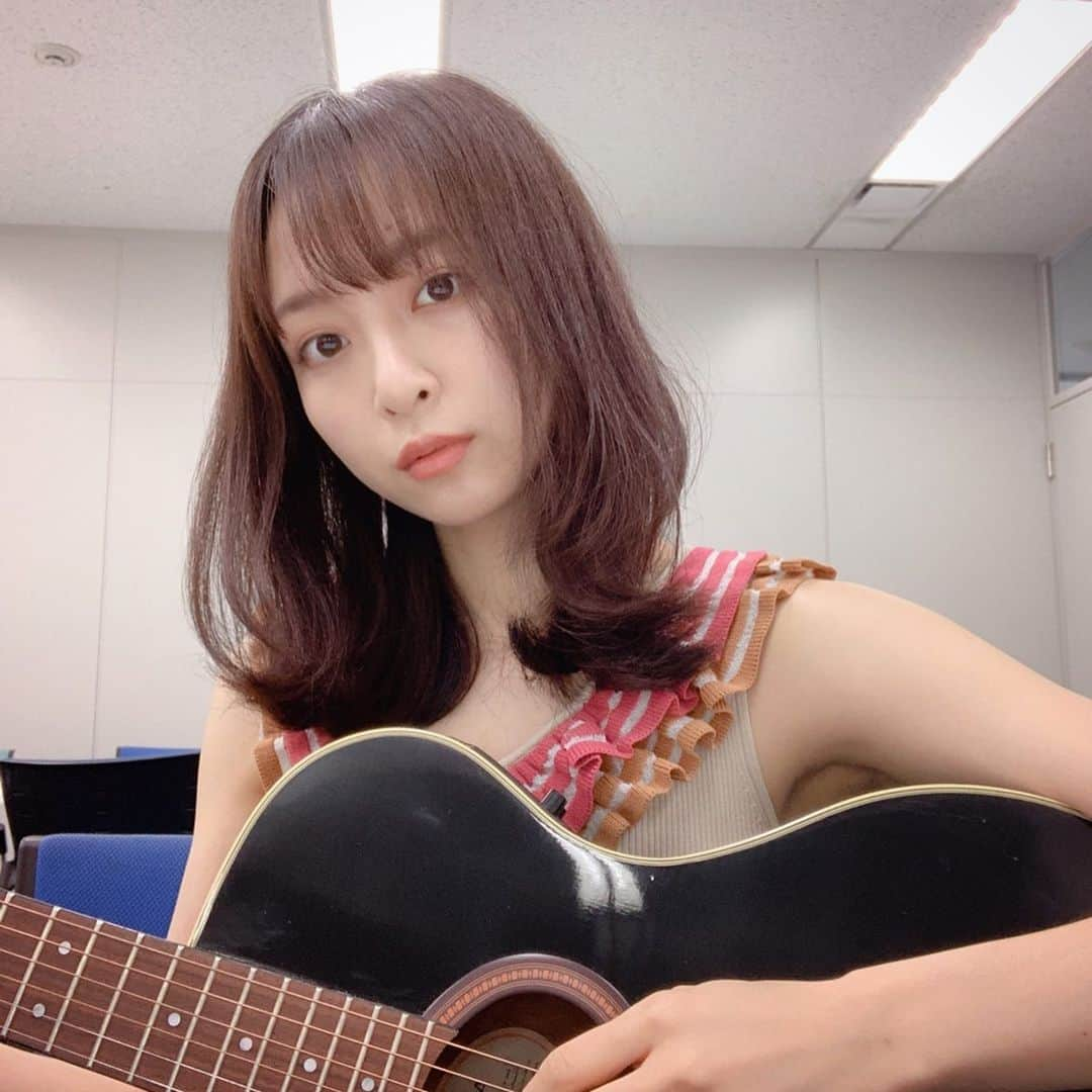 長谷川萌美さんのインスタグラム写真 - (長谷川萌美Instagram)「. . お家で音出すと 四方の隣人の方に ご迷惑だったりするので 会議室やスタジオ予約するようにしてみてるけど、うーん。したくとか移動がもったいないなぁ。 家が良いなぁ。 便利なところないかなぁ。 . ブログアップします📝 ライブ楽しみ！ .  #7月12日 #新横浜LiT #対バン #弾き語り #オリジナル #自作曲 #ビタスイ #リリイベ #遠ラブ #ビタイベ #カバー #ライブ #live #楽器」7月9日 17時44分 - moemi_hasegawa