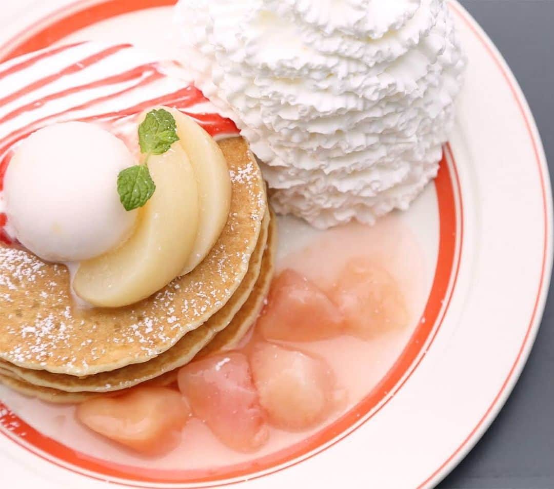 EGGS ’N THINGS JAPANさんのインスタグラム写真 - (EGGS ’N THINGS JAPANInstagram)「6月25日（火）〜7月31日（水） までの期間中﻿ #白桃とヨーグルトソースのパンケーキ を販売しております！💕﻿ ﻿ ふんわり香る優しい甘みの白桃とパンケーキの﻿ コラボレーション🍑🍑﻿ ﻿ 初夏らしくさっぱりと味わっていただくために﻿ ヨーグルトソースとラズベリーソースを﻿ トッピングしました🥺❣️﻿ ﻿ 梅雨のジメジメとした時期にも爽やかな﻿ 味わいとなっております🙆‍♀️🌟﻿ ﻿ ﻿ =================﻿﻿﻿ ﻿﻿﻿ 『 白桃とヨーグルトソースのパンケーキ 』﻿﻿﻿ ﻿﻿﻿ 販売価格：¥1,480(税別)﻿﻿﻿ ﻿﻿﻿ 販売期間：6月25日（火）〜7月31日（水）﻿﻿﻿ ﻿﻿﻿ 取扱い店舗：Eggs 'n Thingsららぽーと名古屋みなとアクルス店、Eggs 'n Things Coffee 高崎OPA店、Eggs 'n Things Coffee 柏 髙島屋 ステーションモール店ではお取扱いがございません。﻿﻿﻿ ﻿﻿﻿ =================﻿﻿﻿ ﻿﻿﻿ ﻿﻿﻿ #エッグスンシングス #エッグスン#パンケーキ#パンケーキ巡り#カフェ巡り#スイーツ#カフェ部#限定#グルメ#グルメ好き#東京グルメ #関西グルメ #白桃 #桃#eggsnthings#eegsn#instafood#cafe#foodstagram#pancake#sweets#instafood#aloha#hawaii#sweettooth#lunch#cute#yammy ﻿」7月9日 17時48分 - eggsnthings_jp