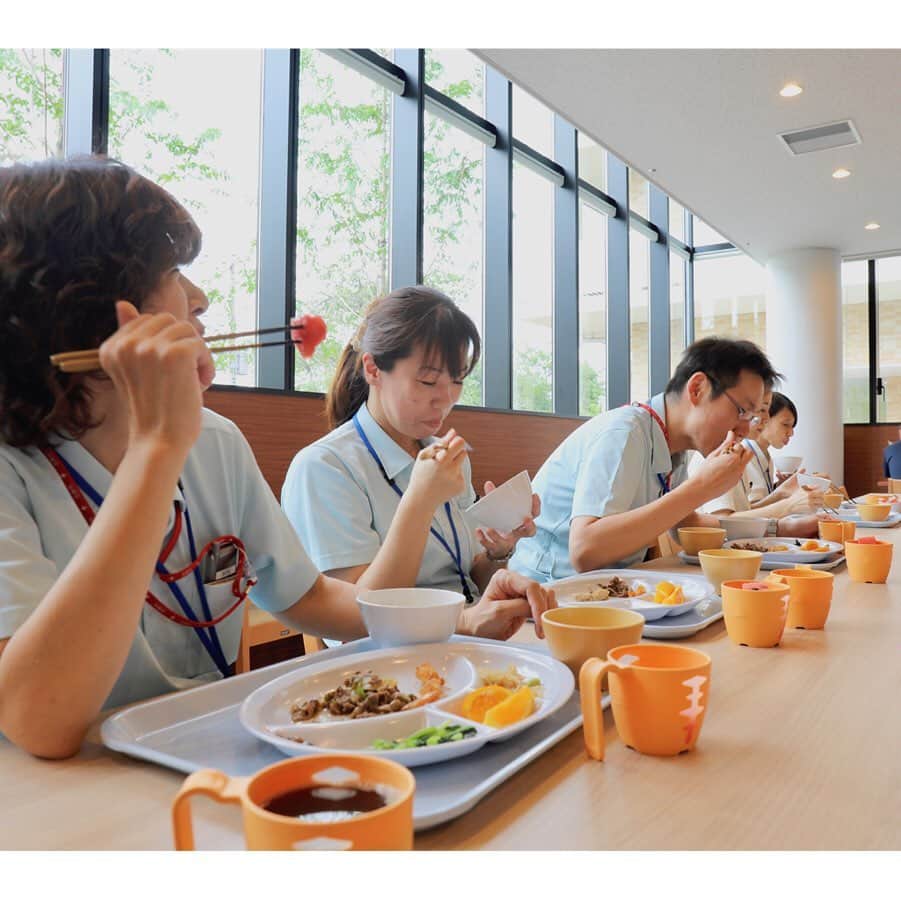 平成医療福祉グループさんのインスタグラム写真 - (平成医療福祉グループInstagram)「当グループの病院・施設を写真でご紹介、その魅力をお伝えしていく企画です🎉🎉 --- 第42回「おいでよHMW！」 - ケアホーム板橋（東京都板橋区） --- 東京都板橋区に2019年6月にオープンしたばかりの新しい施設をご紹介🎊 建設中だった2月にも登場しましたが、今回は開設後の様子をお届けします👍ケアホーム板橋では、特別養護老人ホーム、ショートステイ、グループホーム、ケアハウス、地域包括支援センターなどのサービスをご提供💡大きく広々とした施設で、多職種のきめ細やかな連携を大切に、利用者さんをケアいたします🙌求人情報もぜひチェックしてくださいね☝️ --- 写真① ケアホーム板橋を動画で紹介🎥 レクリエーションの様子や、お仕事中・休憩中のスタッフさんや、託児所の風景などをご紹介してますよ！ --- 写真② 完成した外観！200床の特養を中心に、多機能を持った大型の介護施設です✨ --- 写真③ 明るく快適な個室☀️窓越しの木漏れ日が気持ちいい〜🌳 --- 写真④ 介護士さんと利用者さんのほほえましいツーショット✌️開設して約1カ月ですっかり仲良しに🤝 --- 写真⑤ この日、4階のユニットでは利用者さんがリハビリ体操のレクリエーション中🏃‍♂️🏃‍♀️元気よく足上げ⬆️日替わりでさまざまなレクリエーションに取り組んでいます☺️ --- 写真⑥ 託児所も完備！ 明るいお部屋でお食事中のところにお邪魔しました🍚近くに公園もあり、とても良い環境🌱 --- 写真⑦ こちらは保育士さん親子です。同じ職場で見守れる安心感🤗保育士さんも募集しています🙋‍♀️🙋‍♂️ --- 写真⑧ スタッフさんたちのお昼休みです🍽休憩スペースも明るく開放的✨カフェをイメージして作られたそうです☕️一息ついたら午後もがんばれそう😤 --- 写真⑨ 施設の食を支える管理栄養士さん🍳調理師さん・栄養士さんが連携して食事作りに取り組んでいます👍新施設らしく、新しい調理機材も導入！ --- 写真⑩ 施設のリハビリに携わるスタッフさん💪積極的なリハビリテーションで利用者さんをサポートしています🏋️‍♂️🏋️‍♂️‍♀️ 笑い声の絶えないチームでした広々した屋上で道具を持ってポーズ！ ------ ＜ケアホーム板橋 インフォメーション＞ ------ ○アクセス：🚃東京メトロ有楽町線・副都心線、西武有楽町線「小竹向原駅」下車 徒歩10分🚶‍♂️🚶‍♀️ -- ○スタッフ募集中！ ・介護福祉士 ・介護助手 ・理学療法士 ・作業療法士 ・言語聴覚士 ・リハビリ助手 ・ケアマネジャー ・管理栄養士 ・調理補助 ・保育士 ・保育補助 ・運転手兼清掃 -- お気軽にお問い合わせください💻📱 - 詳しくは「ケアホーム板橋」で検索！🔎 ------ #平成医療福祉グループ #HMW #おいでよHMW #ケアホーム板橋 #東京都 #板橋区 #向原 #小竹向原 #絶対に見捨てない #医療 #福祉 #リハビリテーション #介護老人福祉施設 #特別養護老人ホーム #ショートステイ #ケアハウス #グループホーム #地域包括支援センター #地域交流スペース #求人募集中 #介護福祉士 #ケアマネジャー #管理栄養士 #調理師 #保育士 #医療系学生 #介護学生  #運転手 #オープンしたて #新施設で働こう 👍」7月9日 17時59分 - hmw_group